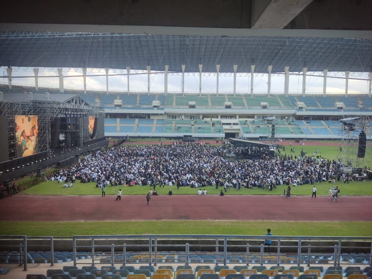 KONSER: Para penonton sudah memasuki stadion utama Palaran, Samarinda sejak sore hari, Sabtu (27/7). (FOTO/EKO)
