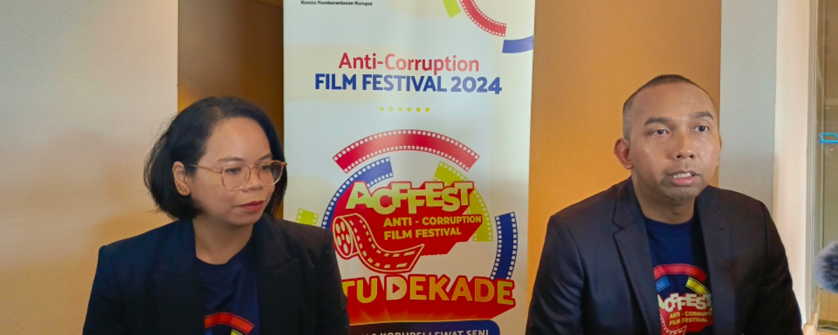 KALI PERTAMA DI BALIKPAPAN :  Direktur Sosialisasi dan Kampanye Antikorupsi KPK Amir Arief (kanan) bersama Produser Film Nasional, Gita Fara di sela-sela kegiatan  nonton bareng (nobar). (FOTO: RIKIP)