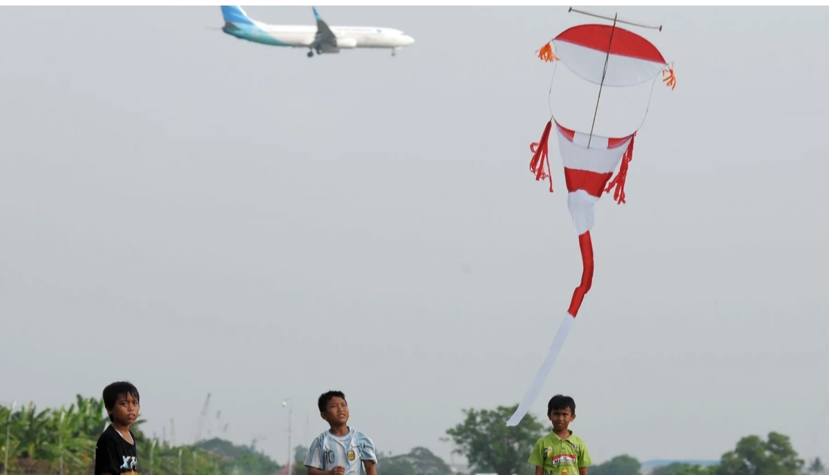 ANCAMAN: Permainan layang-layang yang tak terkendali dapat mengancam keselamatan penerbangan. (FOTO: IST)