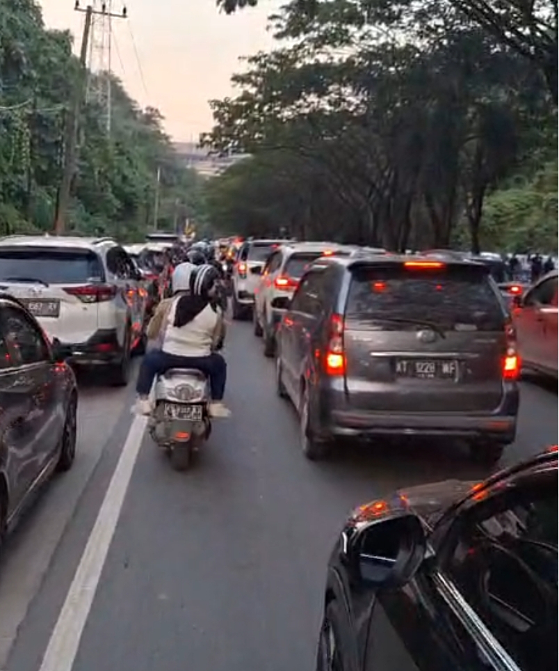 MACET: Penonton mulai ramai berdatangan. Kemacetan terjadi di pintu jalan utama masuk Stadion Palaran. (FOTO/IST)