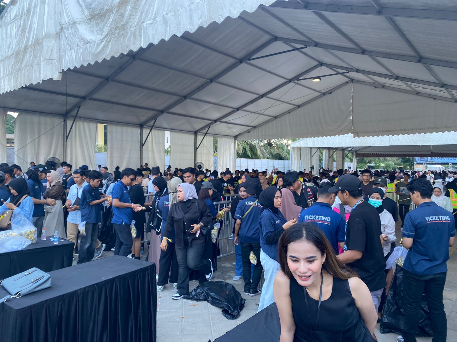 PEMERIKSAAN: Para penonton terlihat kooperatif dalam mengikuti antrean pemeriksaan tiket. Ada tanda yang dilekatkan di pergelangan tangan mereka. (FOTO/IST)