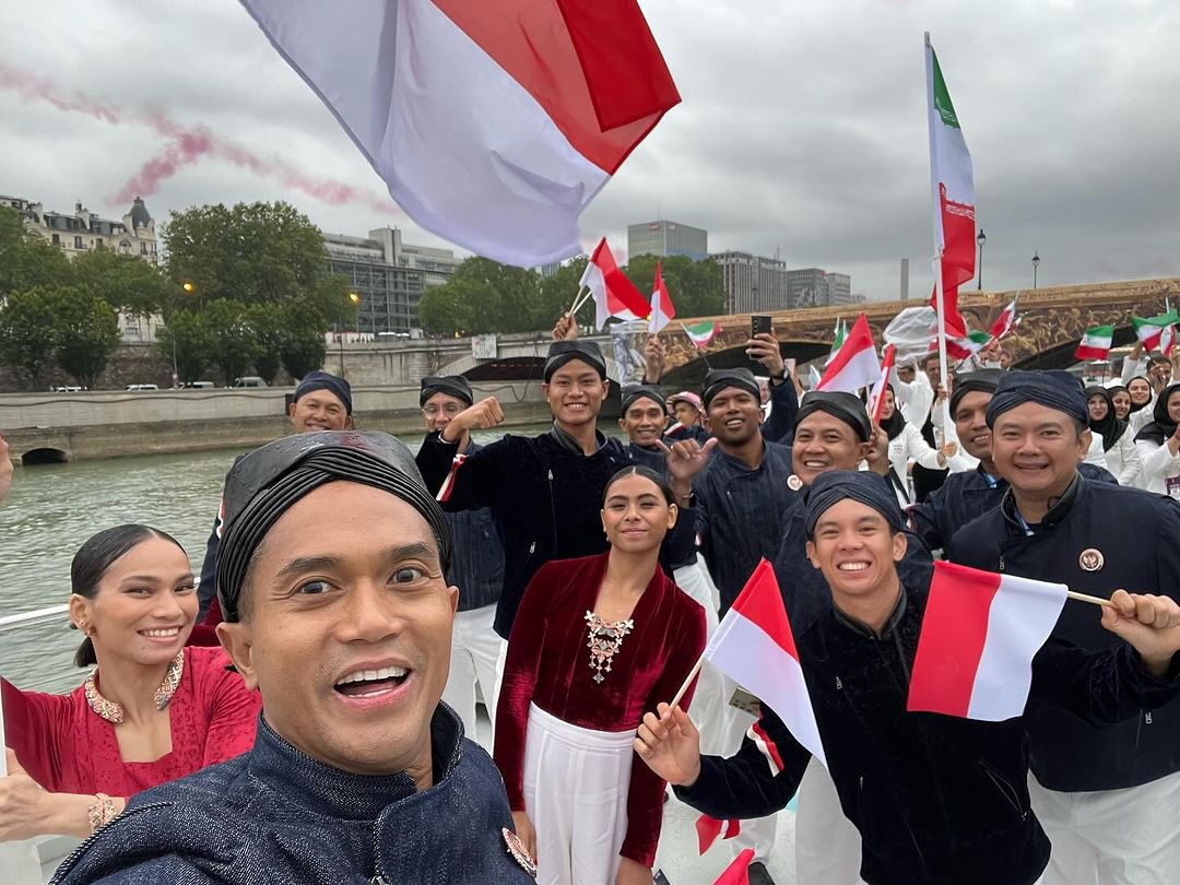 GAK KALAH KEREN: Anindya Bakrie bersama kontingen Indonesia saat defile Olimpiade 2024 Paris. (X/Anindya Bakrie)
