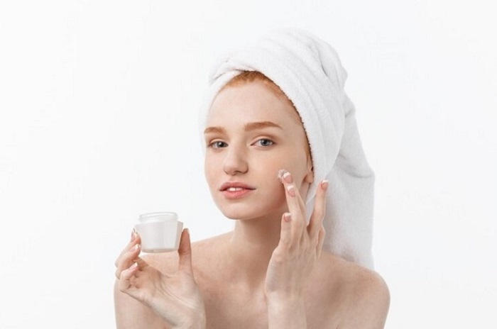 Ilustrasi penggunaan retinol secara teratur yang dapat membantu memperbaiki tekstur kulit, menjadikannya lebih halus dan lembut.
