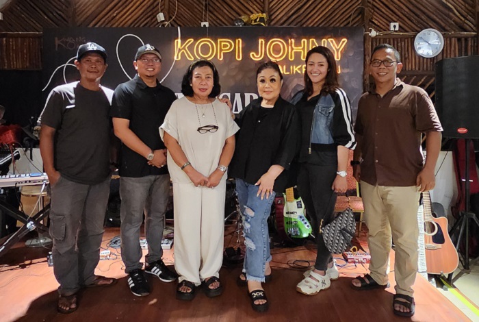 MEMPROMOSIKAN: Mulai kopi hingga potensi kolaborasi, Anwar Sadat (dua kiri) dan Syarifah Nadhila Shabrina (dua kanan) akan hadirkan fashion show.