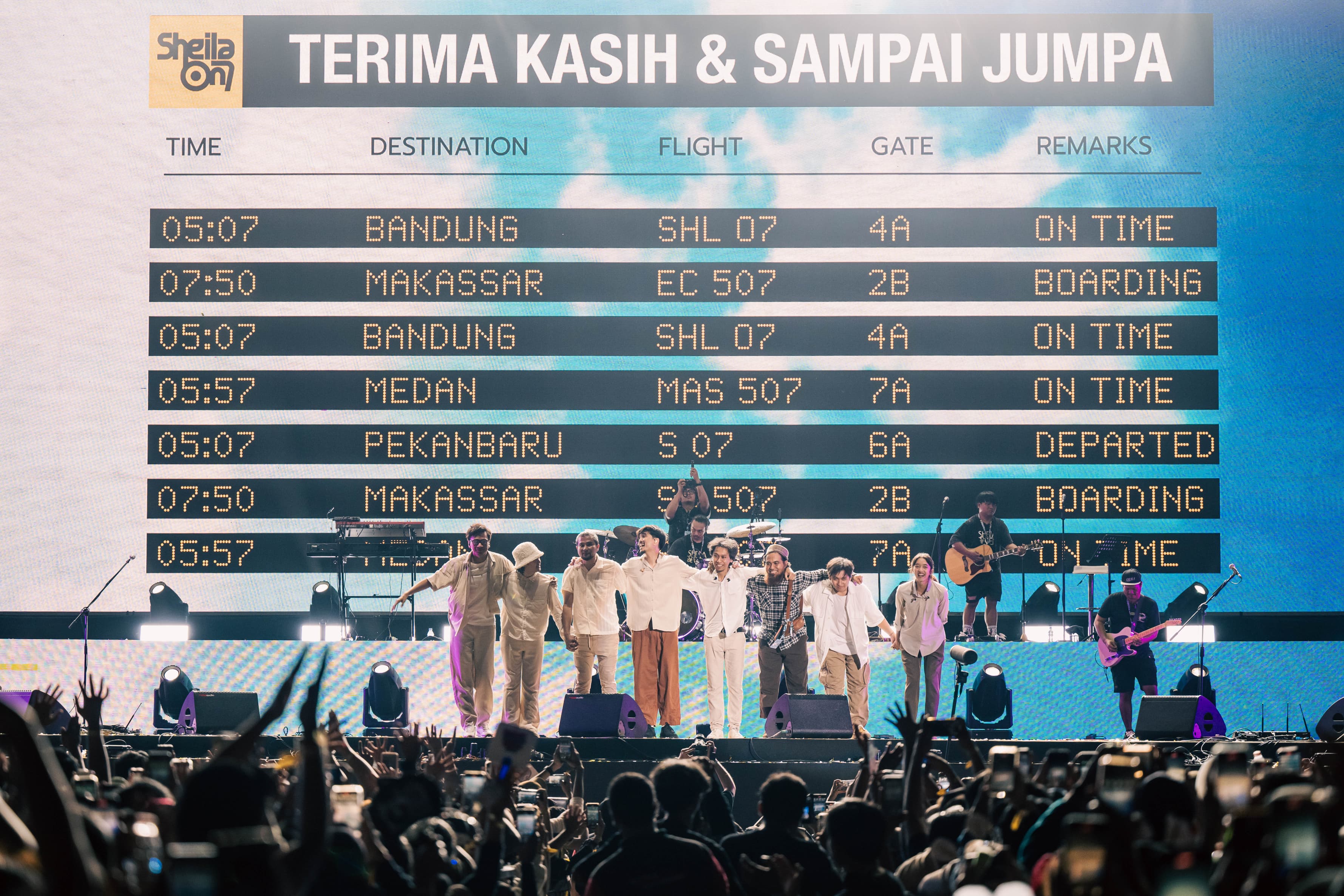PECAH: Konser Sheila On 7 bertajuk Tunggu Aku Di-Samarinda, Sabtu (27/7) malam, di Stadion Utama Kaltim, Palaran, Samarinda, Berlangsung meriah. . (FOTO: FUAD)