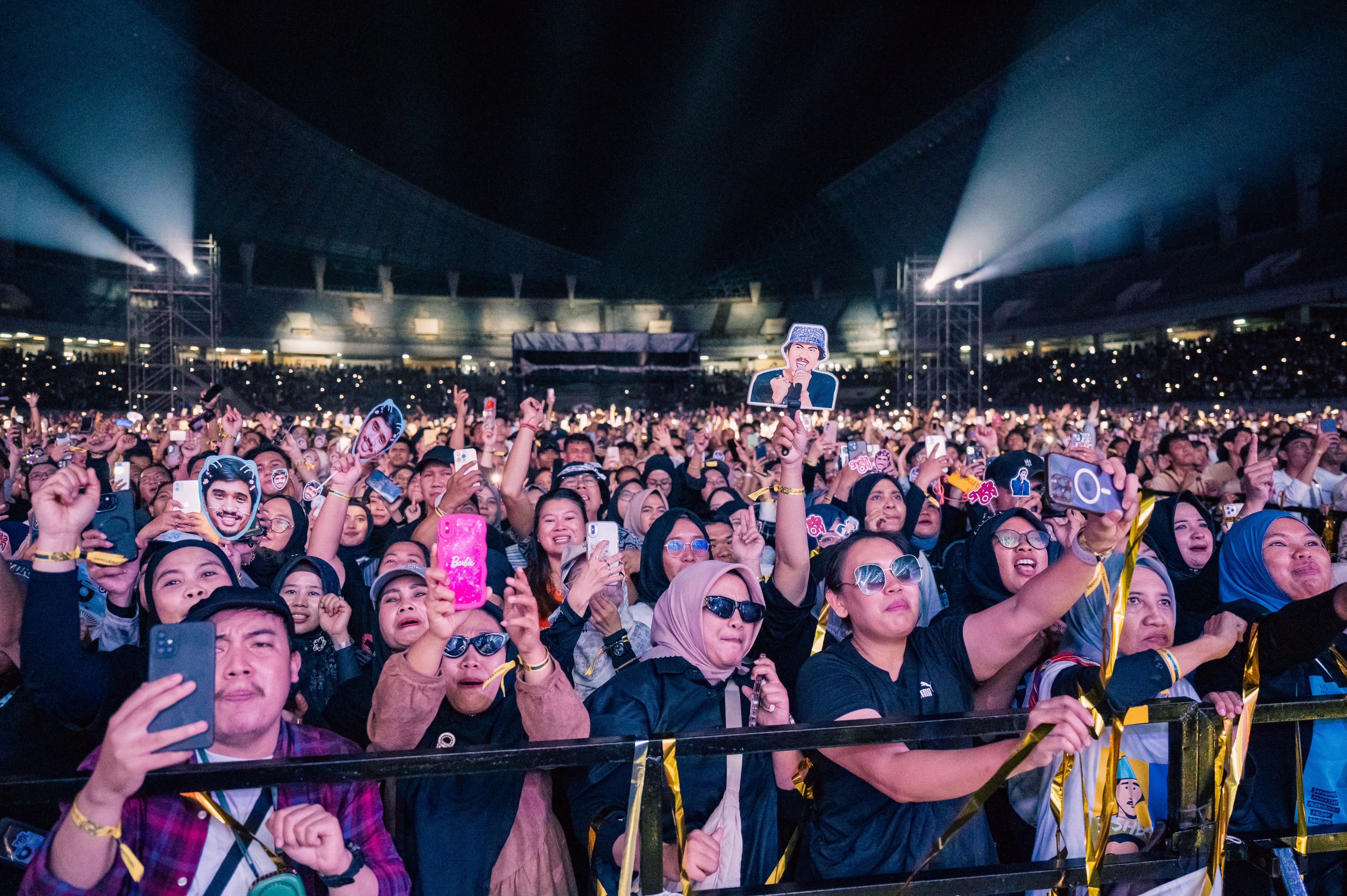RINDU TERBAYAR: Terlihat emak-emak bernostalgia. Mereka hapal seluruh lagu yang dinyanyika Duta dan kawan-kawan. (FOTO: FUAD KP)