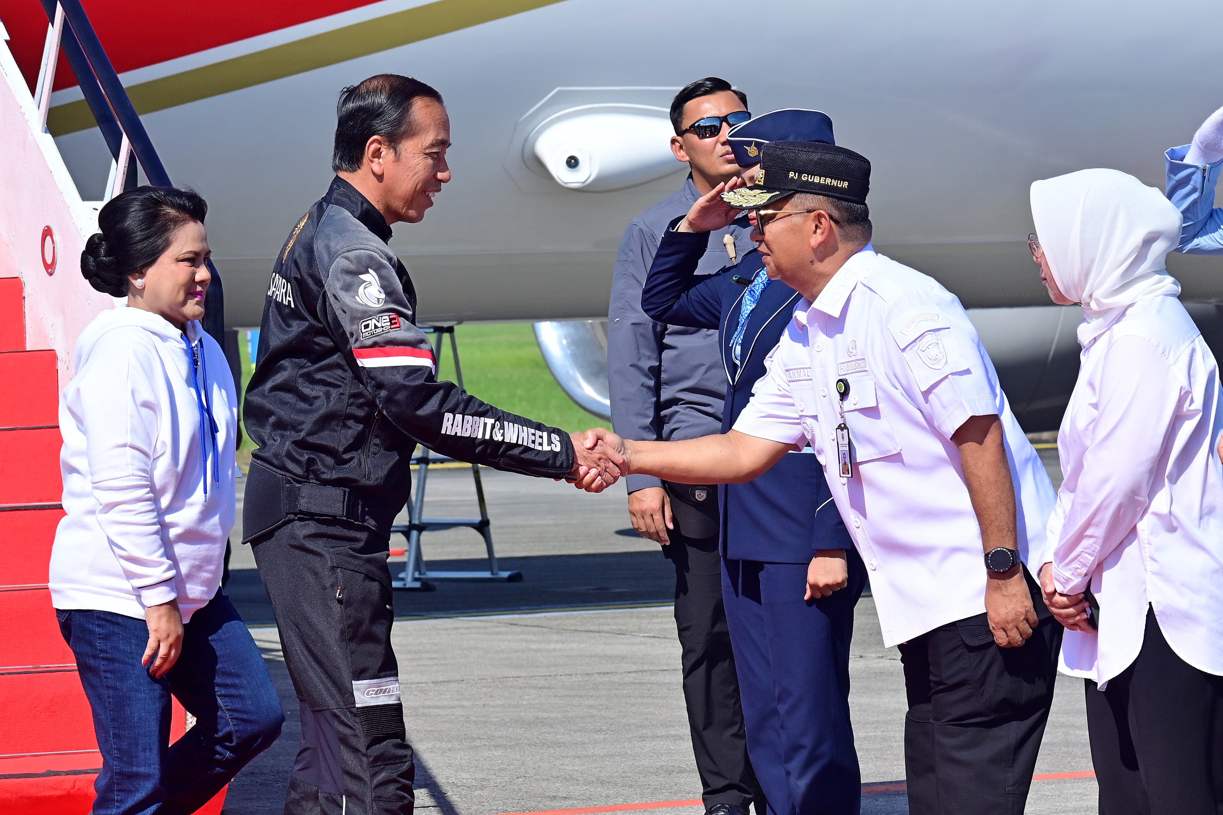 KE IKN LAGI: Presiden Joko Widodo tiba di Bandara SAMS Sepinggan Balikpapan mengenakan jaket Nusantara. (FOTO: BIRO SETPRES RI)