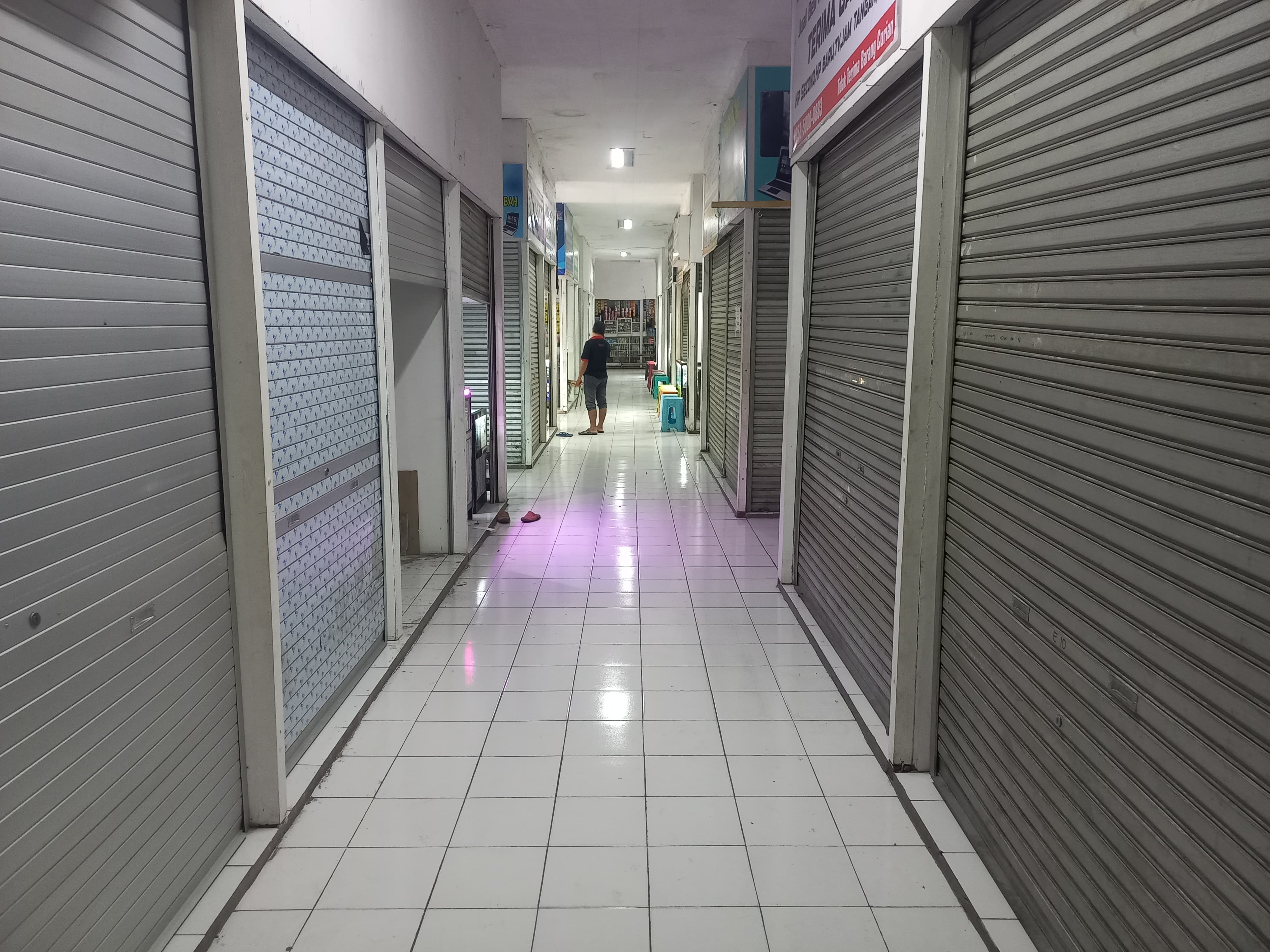 TUTUP: Sebagian pedagang memilih tutup jualan dikarenakan omzet tak sesuai dengan pendapatan. (FOTO: EKO/KP)