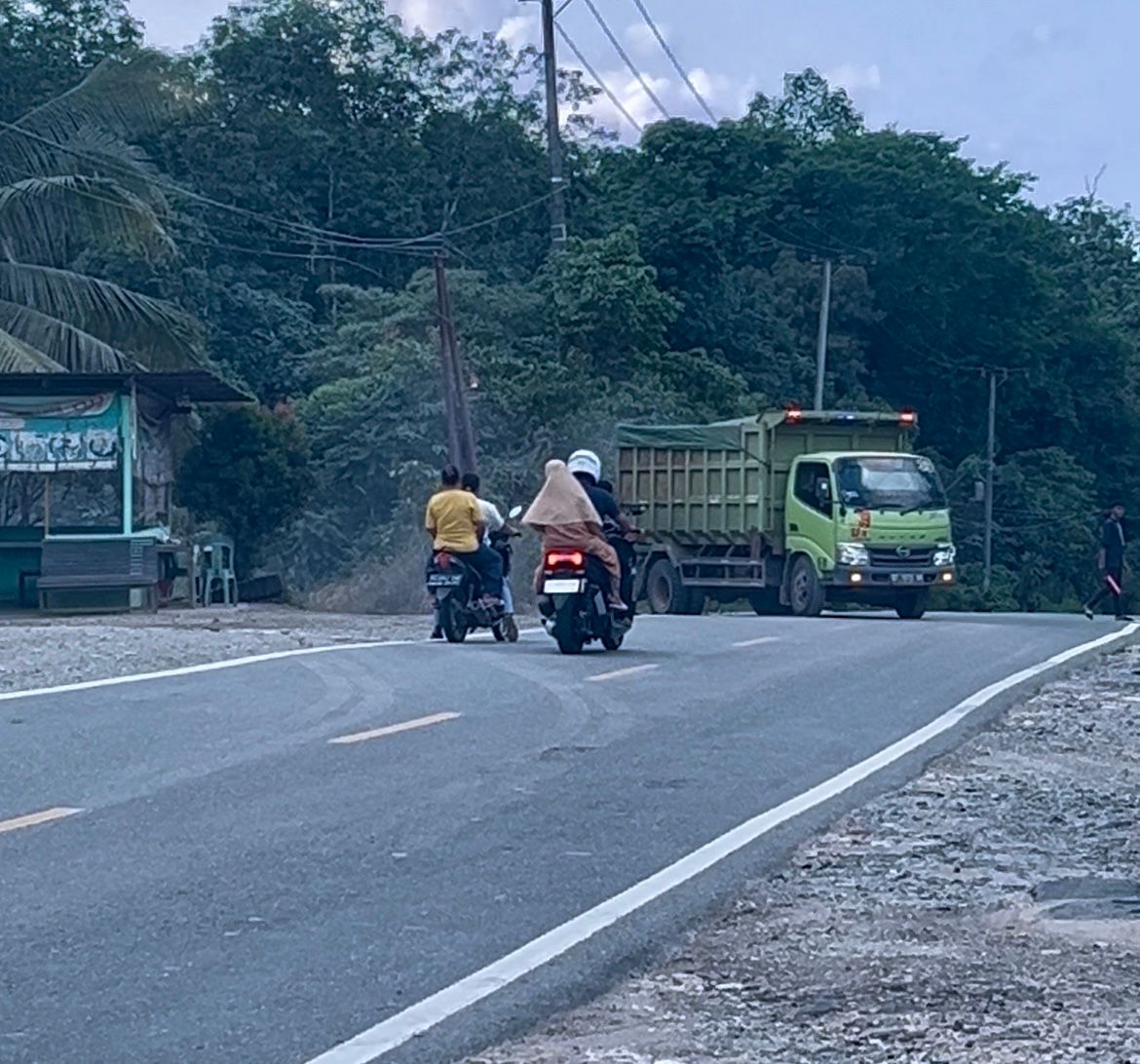 NEKAT: Truk yang membawa batu bara melakukan hauling di jalan umum. (FOTO: IST)