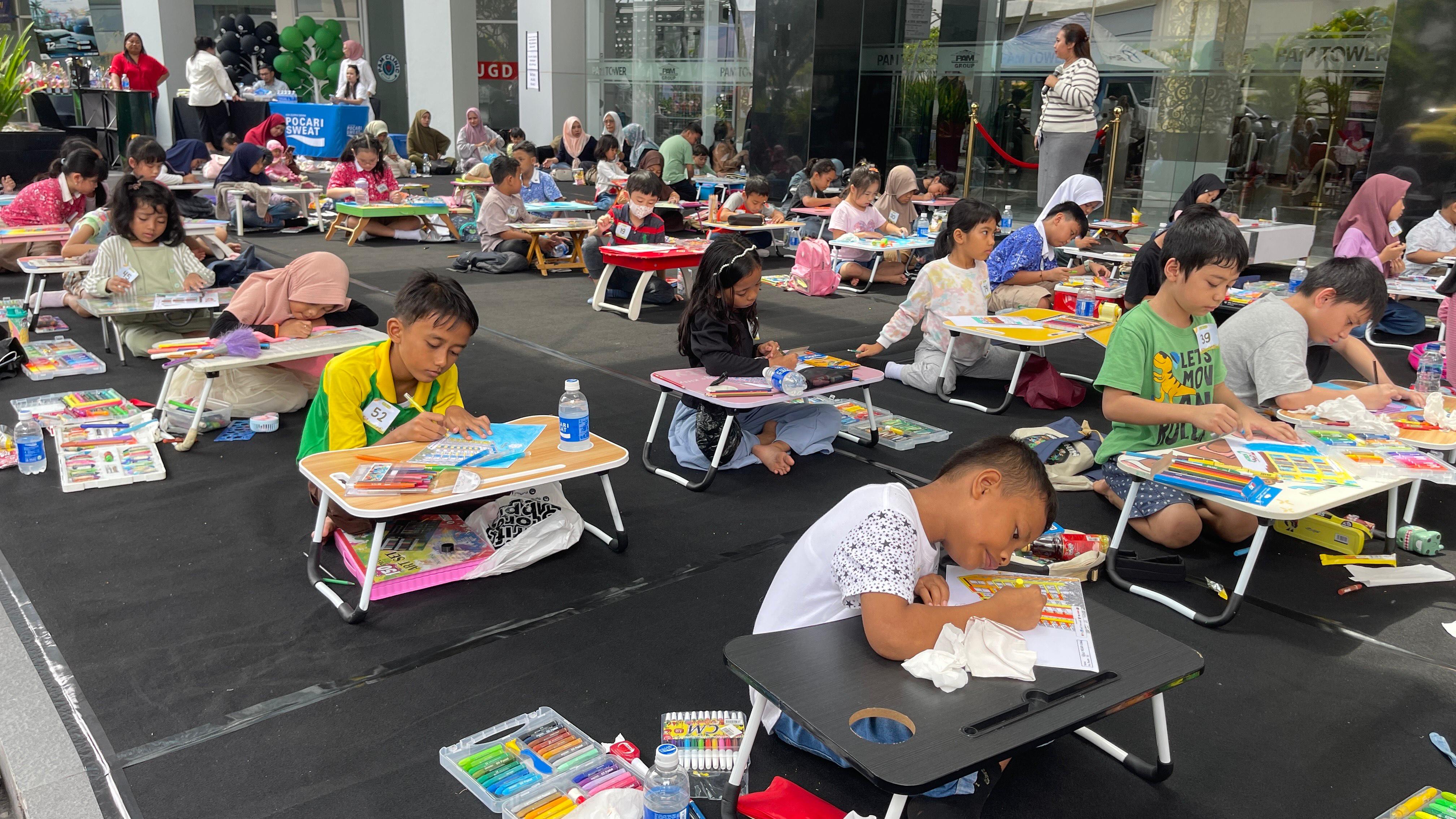 AJANG KREATIVITAS: Para peserta yang serius mengikuti lomba mewarnai gedung apartemen, Sabtu (27/7) lalu.