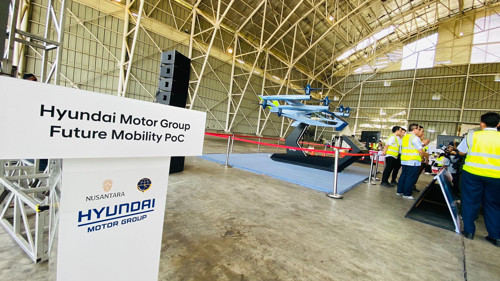 SUKSES: Uji coba pesawat terbang bertenaga listrik buatan Hyundai Motor Grup di Bandara APT Pranoto, berlangsun sehari, Senin (29/7). (FOTO: RAMA SIHOTANG/KP)