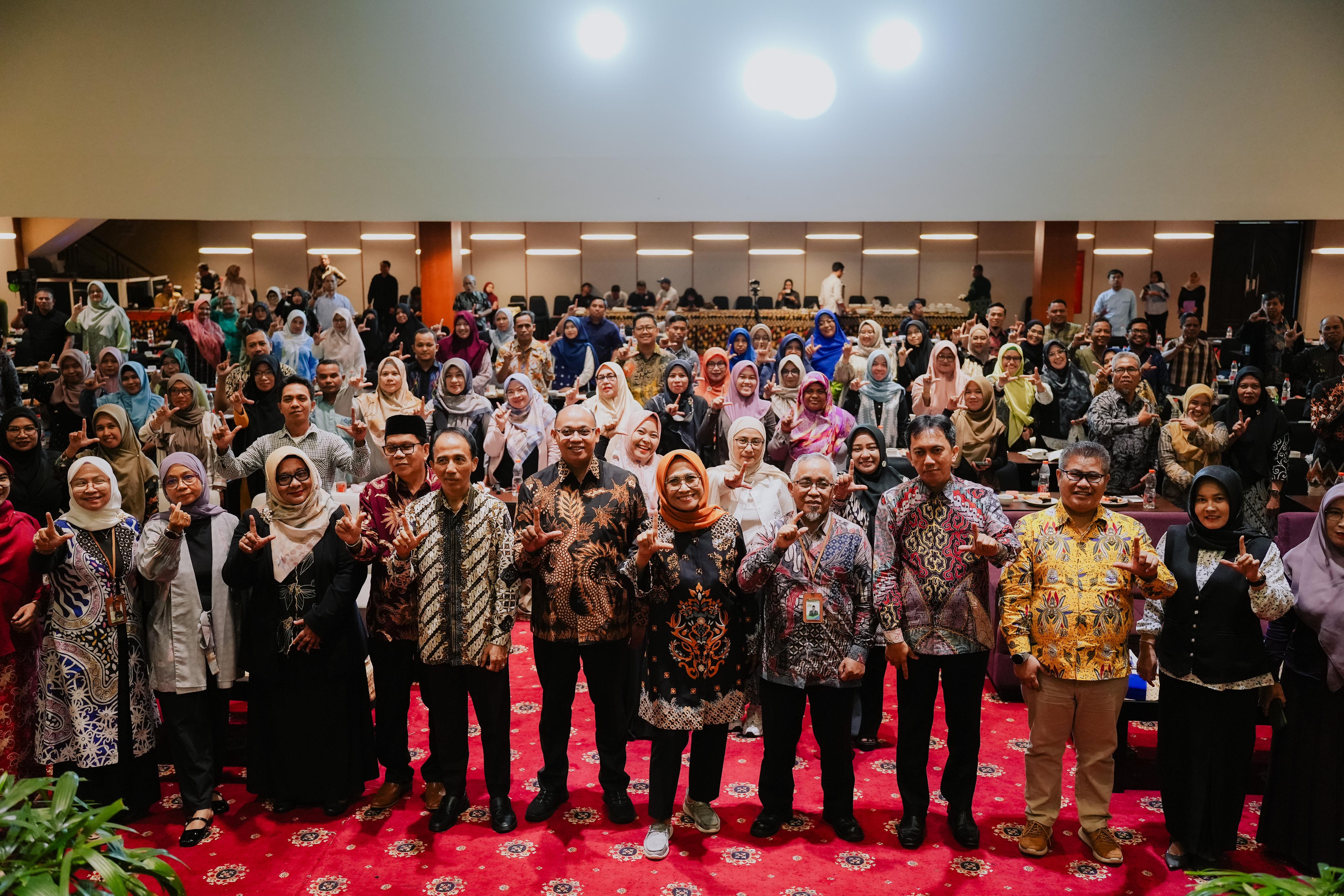 KAWAL: Kemendikbudristek bersama Wakil Ketua Komisi X DPR RI Hetifah Sjaifudian menggelar lokakarya, Minggu (28/7). (Foto: Bayu)