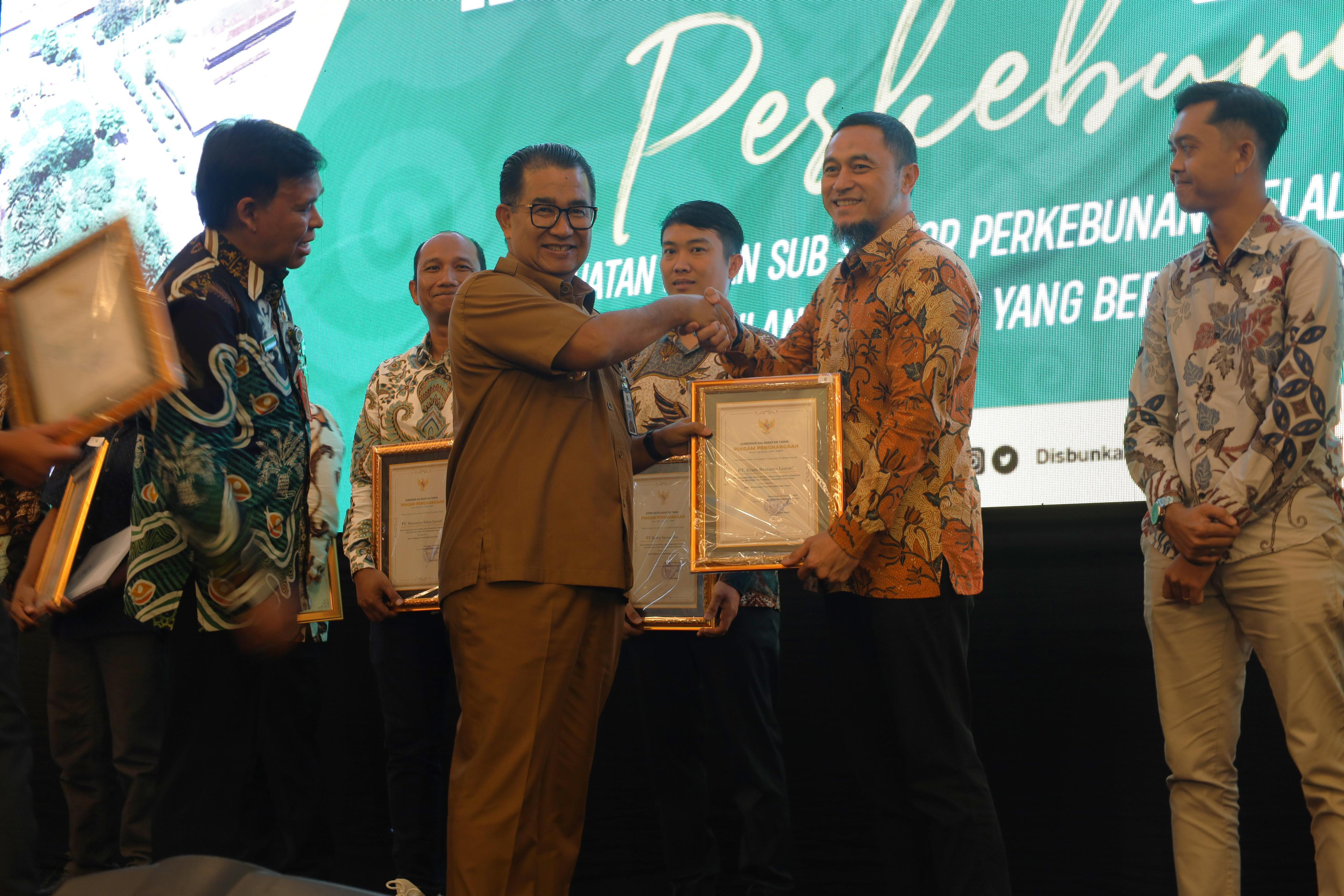 DIBERIKAN LANGSUNG: oleh Pj Gubernur Akmal Malik memberikan penghargaan kepada PT EBL di Rakorbun Kaltim 2024 di Balikpapan, Senin (15/7).