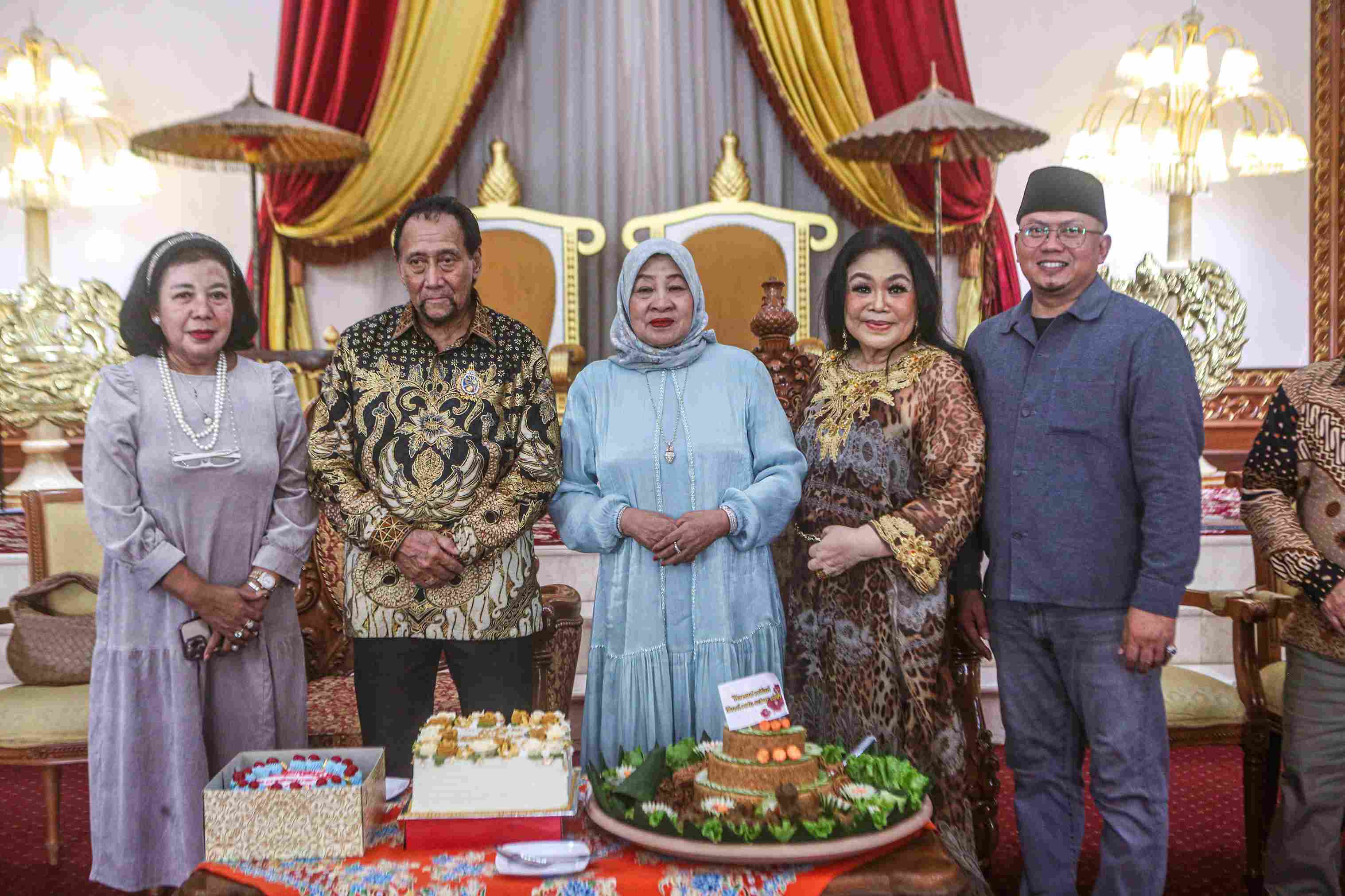 SPESIAL: Pemilik Kopi Johny Balikpapan, Yunita Indarini  (kiri) dan Anwar Sadat (kanan) menghadirkan  Ermi Kulit serta Bunda Neno untuk memeriahkan hari jadi Bunda Ratu Sekar Asih di Kedaton.(Ist)