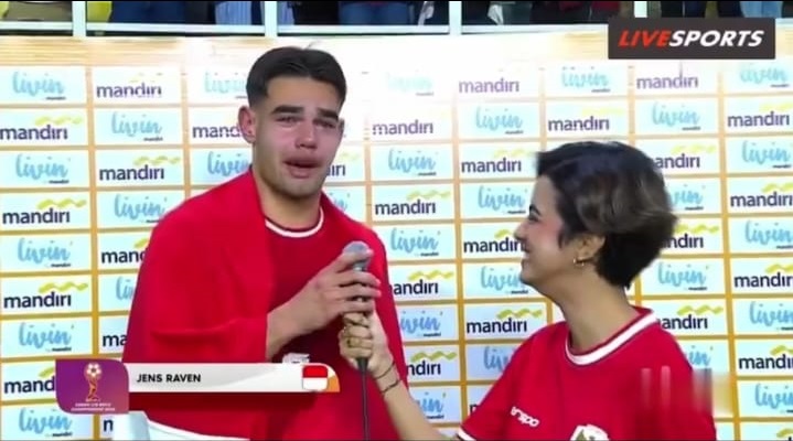 Tangkapan layar Jens Raven yang tak kuasa menahan air mata haru saat diwawancarai setelah berhasil membawa Timnas Indonesia meraih gelar juara Piala AFF U-19 2024 yang diselenggarakan, Senin (29/7).