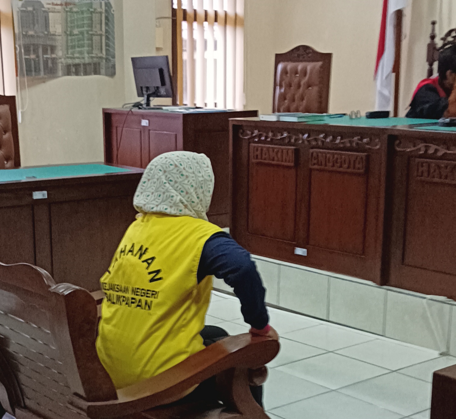 JADI DALANG: Sri Hendrayanti di sidang tuntutan dalam kasus penggelapan sertifikat tanah. (Syahrul/KP)