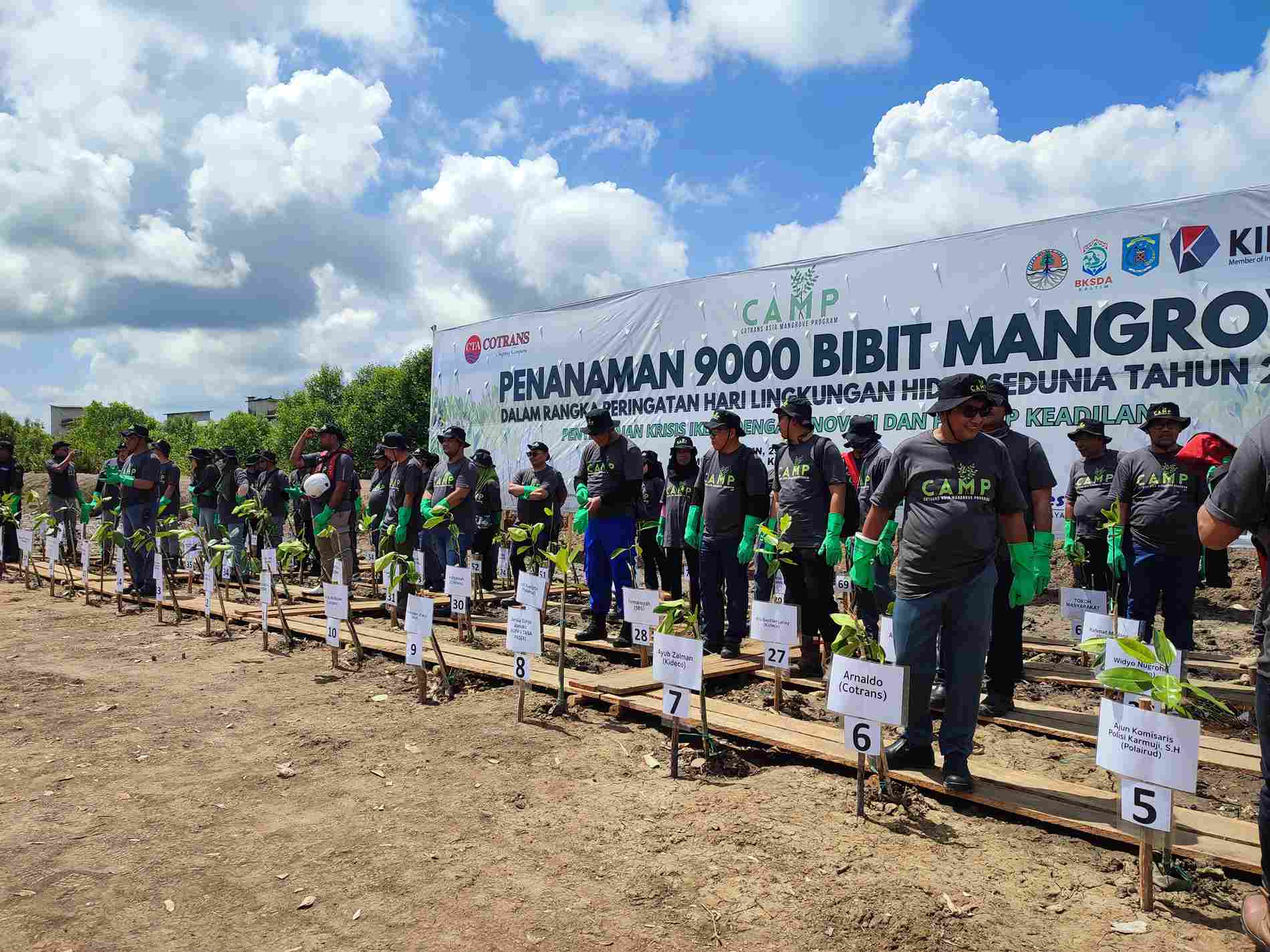 JAGA LINGKUNGAN: Momen penanaman ribuan bibit mangrove di Desa Muara Adang Kecamatan Long Ikis pada Senin (29/7).