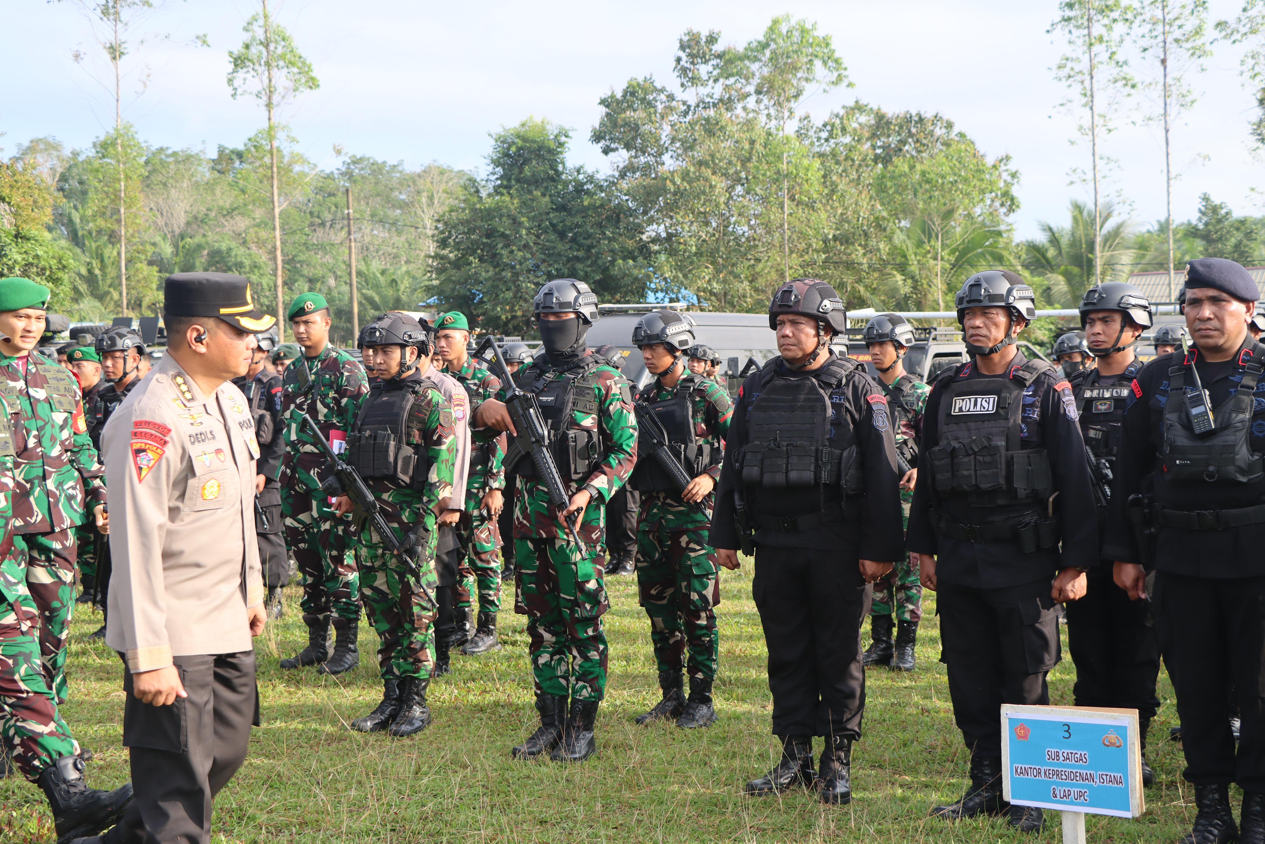 SIAGA: Pemimpin apel siaga Kombes Pol Dedi Suryadi (kiri) saat meninjau pasukan Subsatgas Kantor Kepresidenan, Istana dan lapangan upacara. (FOTO: IST)