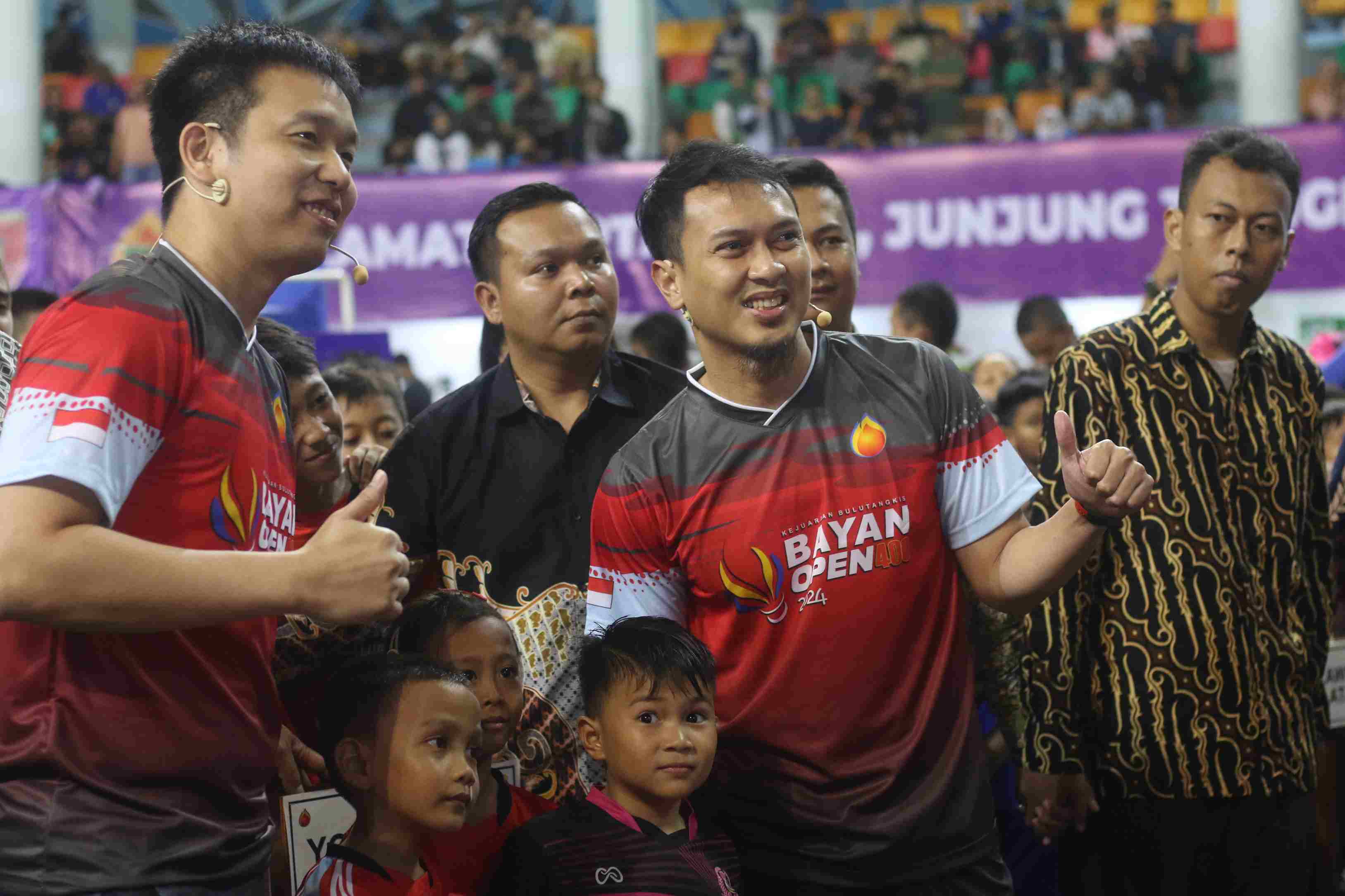 BERI MOTIVASI: Hendra Setiawan/Mohammad Ahsan saat pembukaan Bayan Open 2024 di BSCC Dome. (Foto: Anggi/KP)