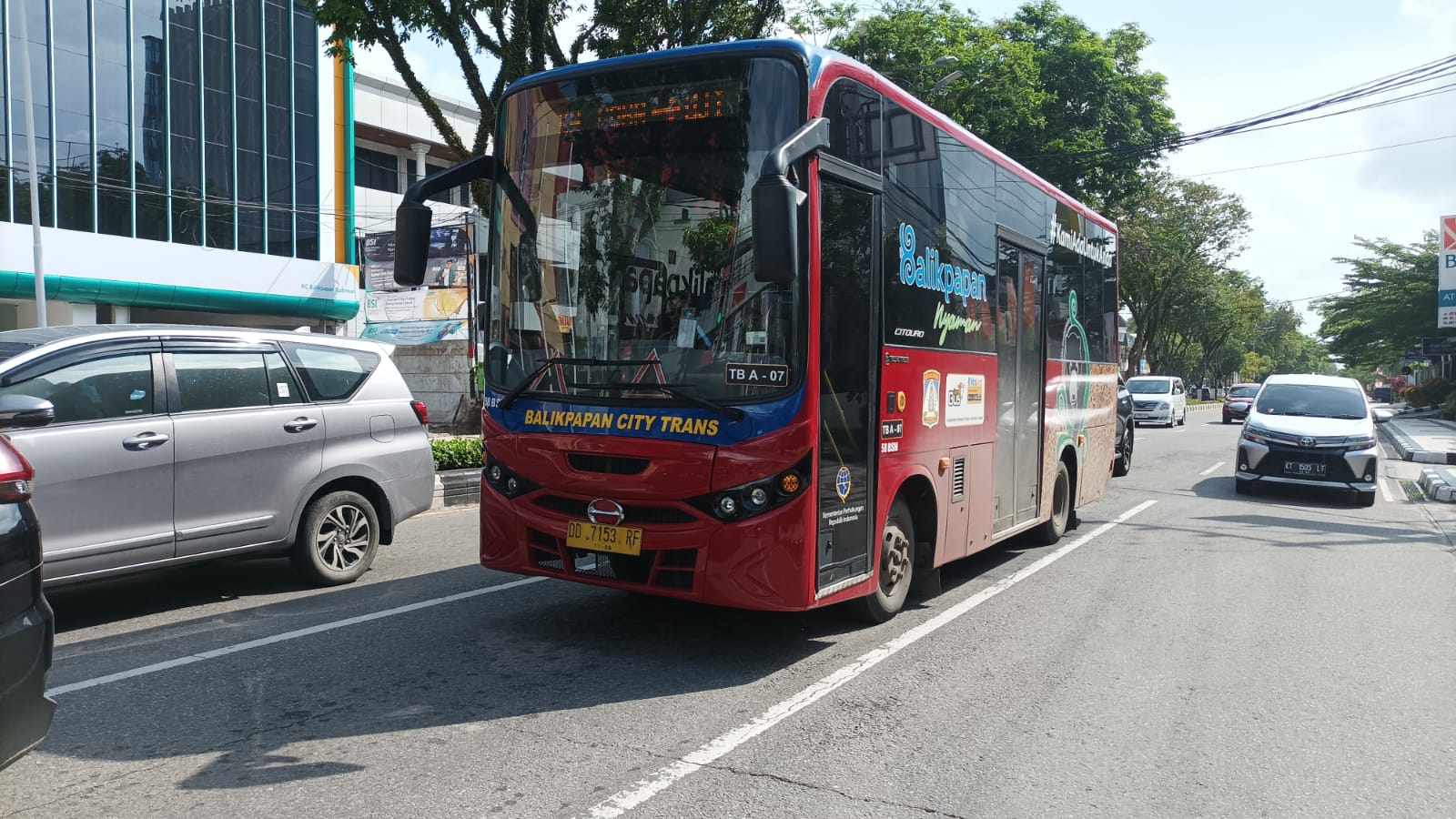 Balikpapan City Trans melintas di jalan  kota Balikpapan. (Foto: Anggi/KP)