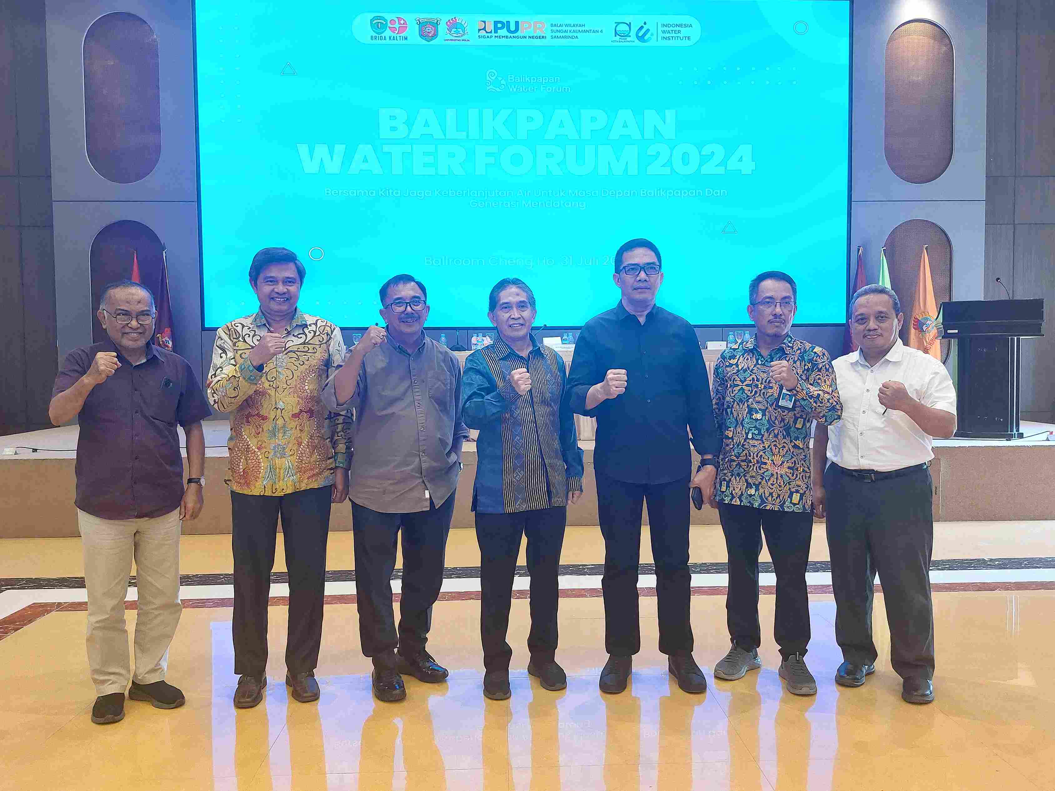 CARI SOLUSI: Balikpapan Water Forum sukses berjalan pada pertemuan pertama yang berlangsung di Universitas Mulia, Rabu (31/7). (Foto: Dina/KP)