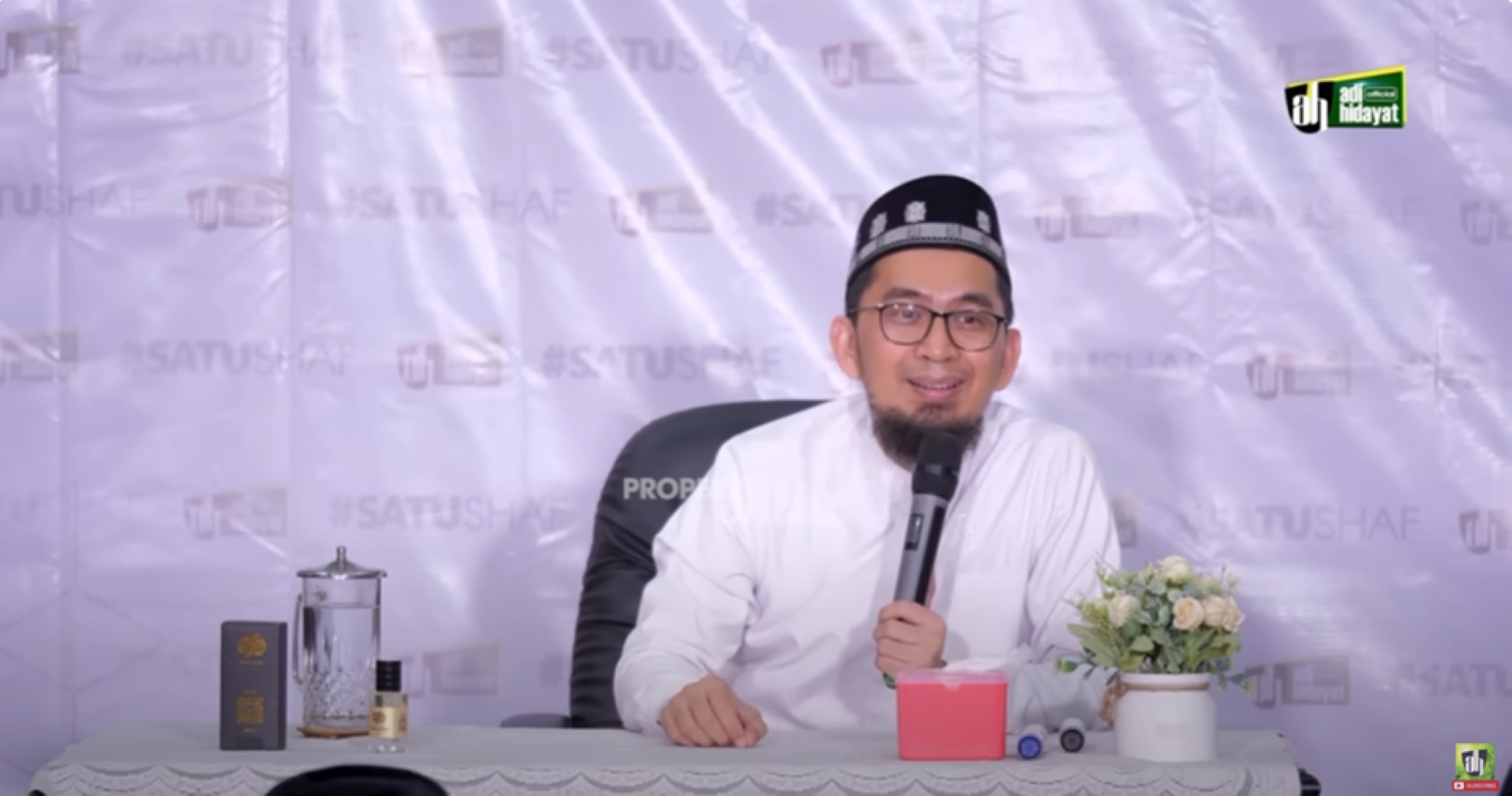 Ustaz Adi Hidayat saat membocorkan bahwa Surah Al-Fatihah dan 2 ayat terakhir Surah Al-Baqarah dapat menggugurkan dosa dan doa cepat terkabul.
