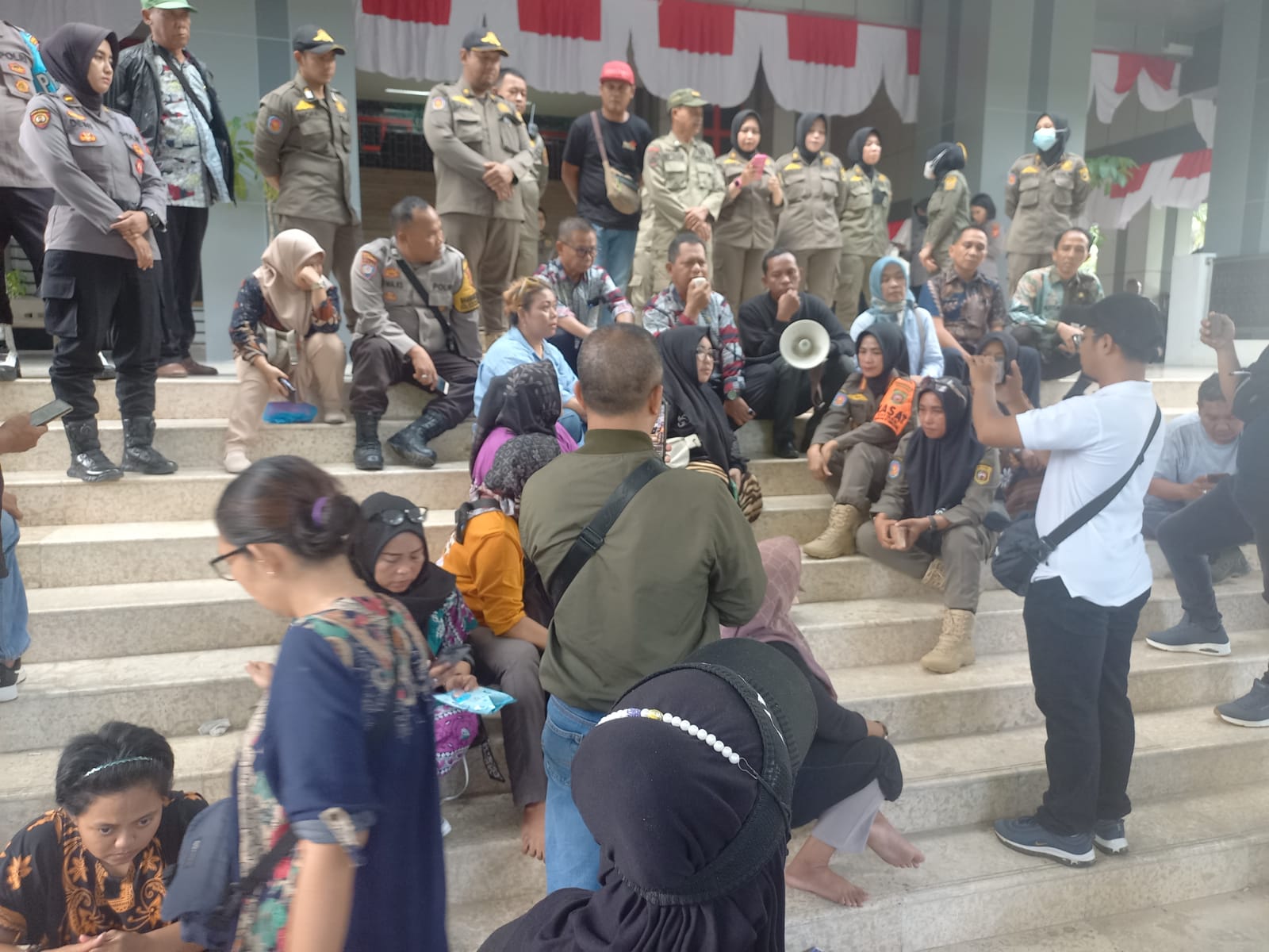 JANJI: Hingga Kamis (1/8) pukul 16.40, emak-emak baru membubarkan diri setelah dapat jaminan pebisnis buku sekolah akan ditindak Pemkot Samarinda. (FOTO: EKO)