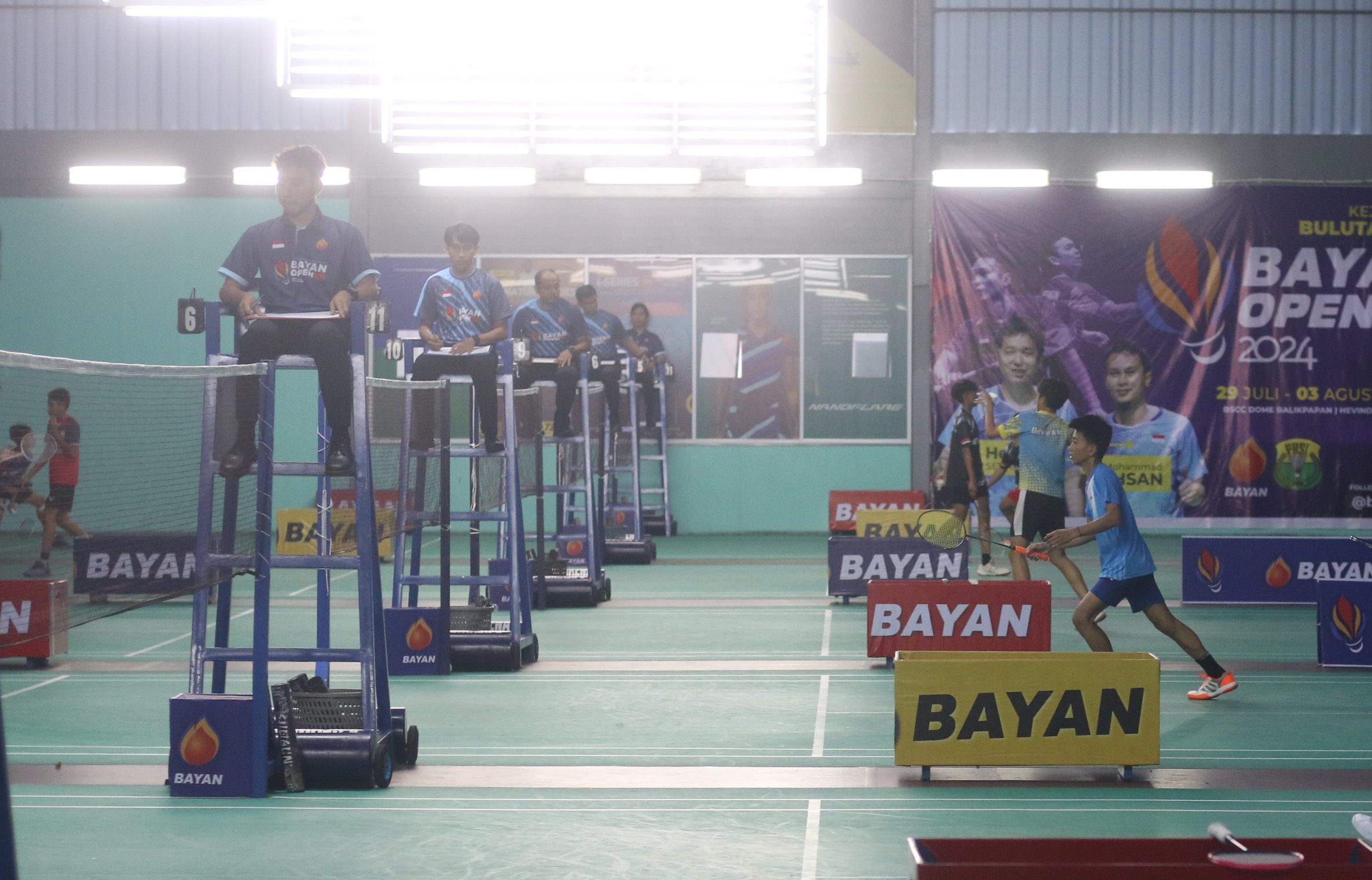 REGENERASI : Para wasit muda melakoni perannya di Kejuaraan Bulutangkis Bayan Open 400 2024 sebagai penilaian akhir dari pelatihan sebelumnya.