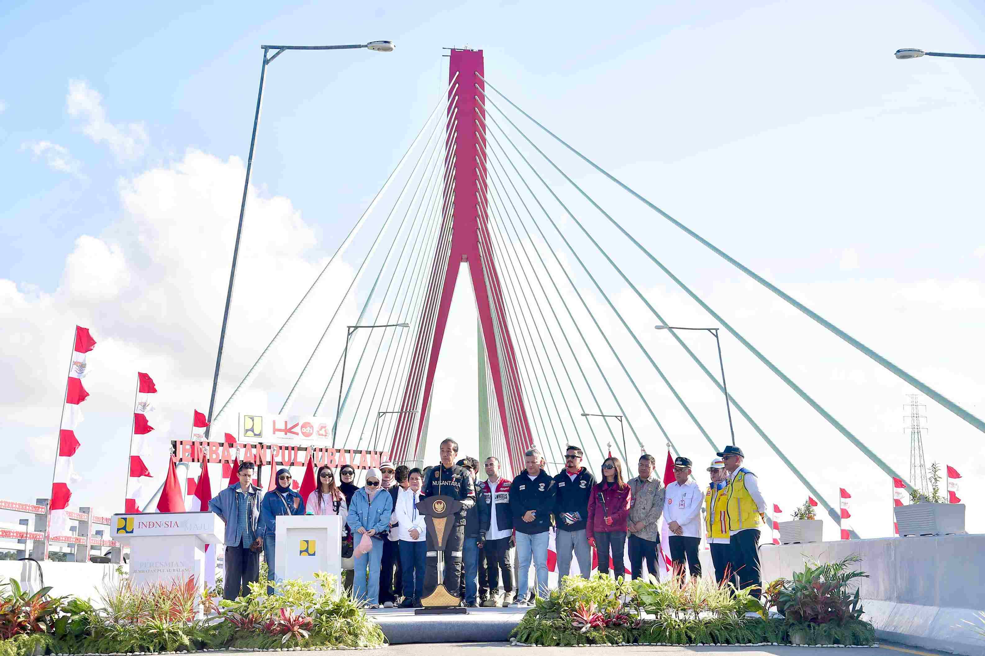 SIMBOLIS: Peresmian Jembatan Pulau Balang oleh Presiden Jokowi bersama influencer. (FOTO: Ist)