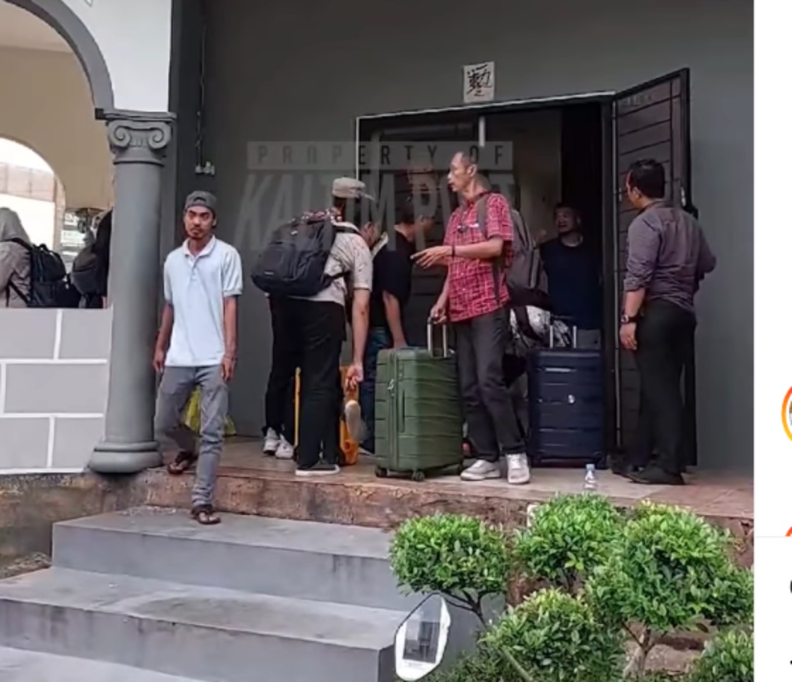 DIDUGA BAWA BARANG BUKTI: Petugas KPK usai menggeledah sebuah kantor perusahaan di kawasan Balikpapan Baru, Jumat (2/8/2024).