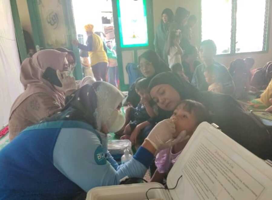 KOLABORASI: Nakes dari Poltekkes Kemenkes Kaltim dan Puskesmas Remaja Kota Samarinda berkolaborasi dalam pemberian PIN Polio pada anak &ndash; anak mulai usia 0 hingga 7 tahun.