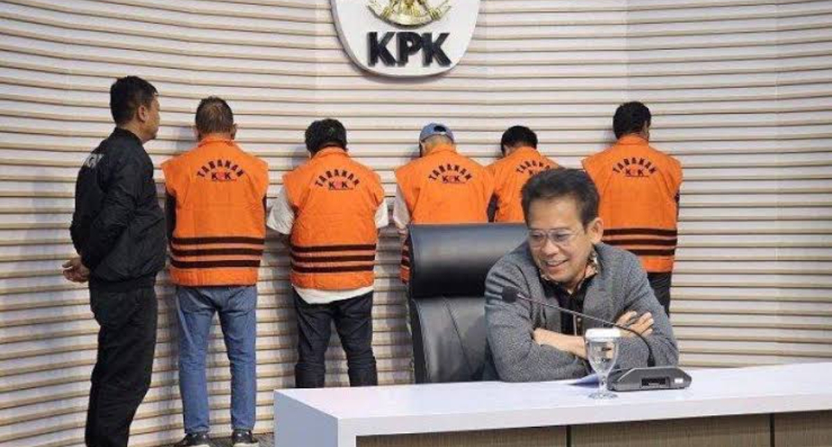 KPK memperlihatkan para suap suap di Satuan Kerja Pelaksanaan Jalan Nasional (Satker PJN) I Kaltim, termasuk Rachmat Fadjar dan Riado Sinaga sisip seusai penangkapan tahun lalu. (FOTO: DOK/KP)