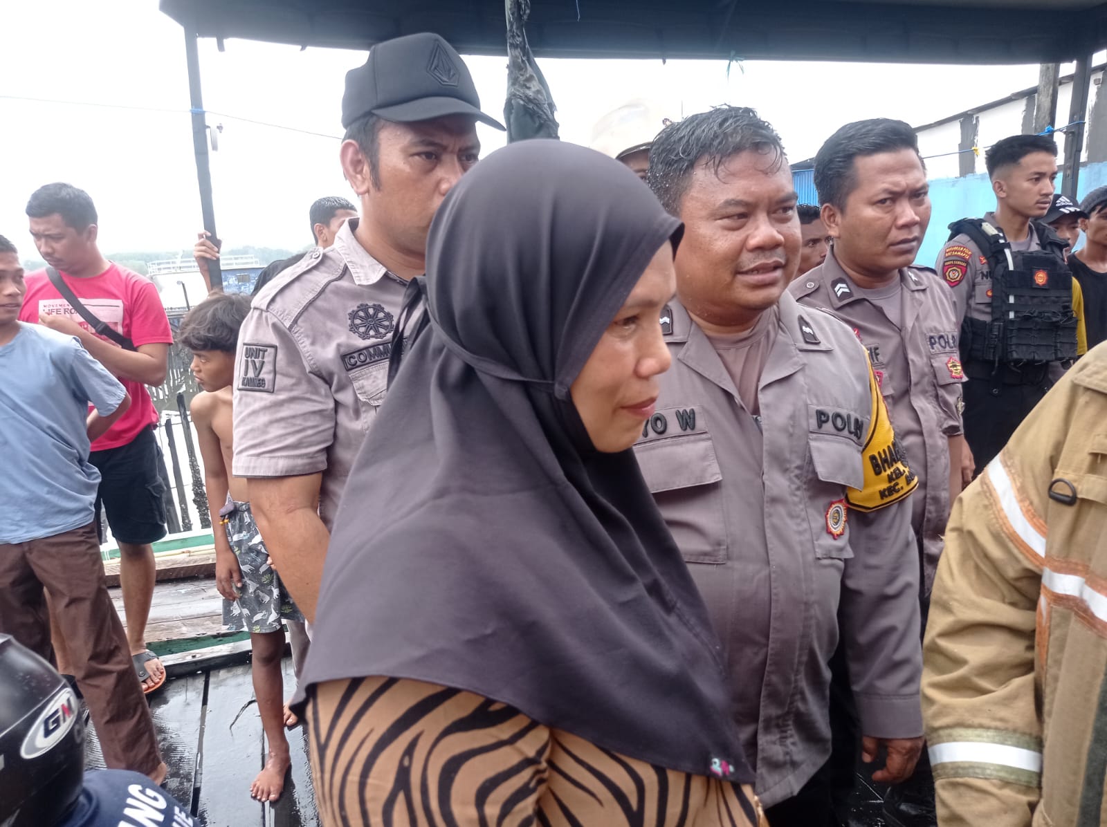 DITUNJUKKAN: Pemilik rumah yang terbakar di RT 16, Kelurahan Berbas Pantai melihat rumahnya yang ludes dilalap si jago merah. (FOTO:ADIEL KUNDHARA/KP)