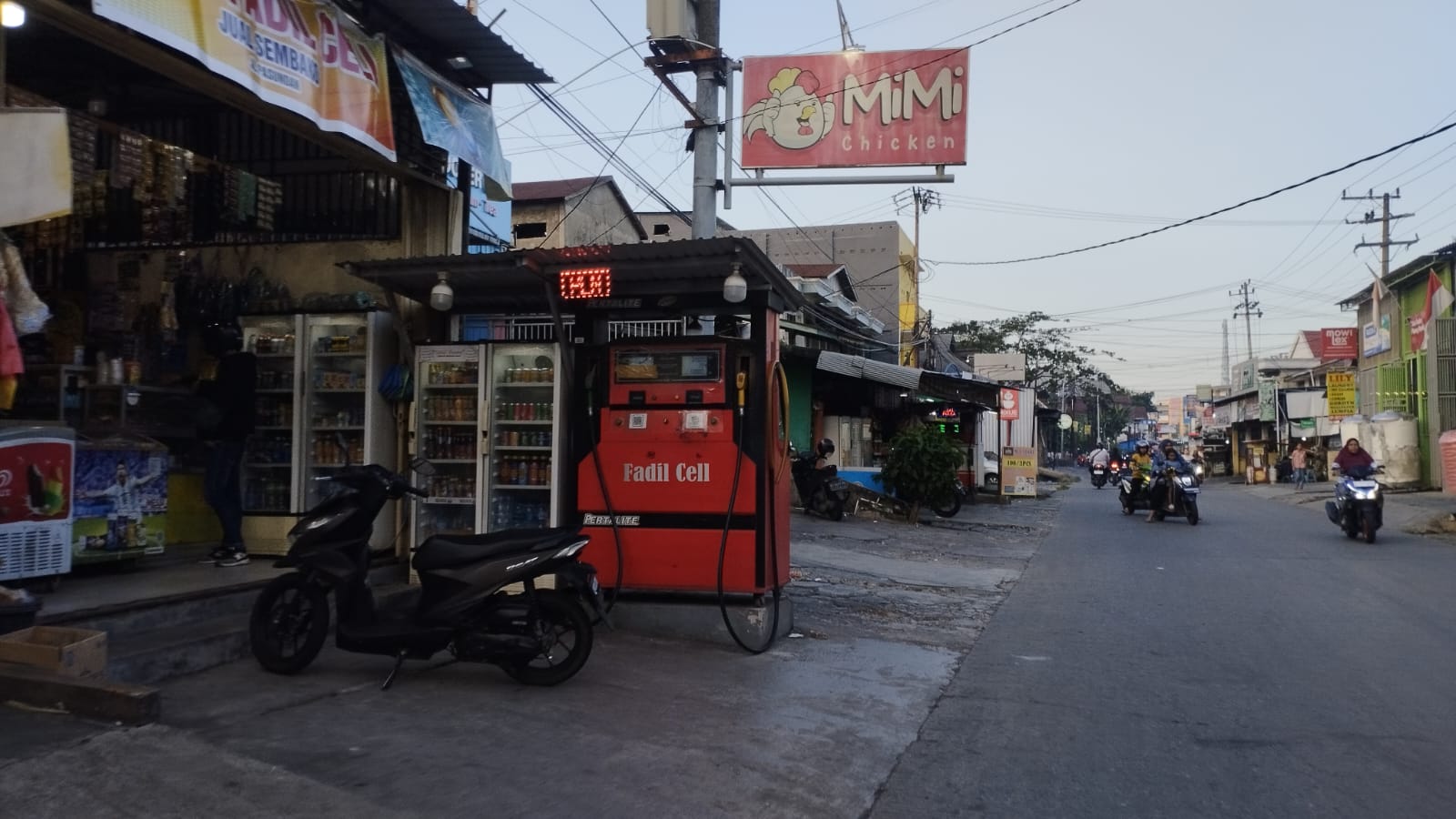 TUMBUH SUBUR: Bisnis penjualan pertamini atau pom mini kian tumbuh subur di Samarinda karena belum ada aturan jelas pelarangannya. (FOTO: DENNY SAPUTRA/KP)