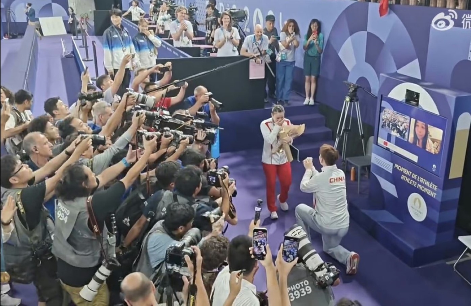 Pebulu tangkis Huang Yaqiong dilamar kekasihnya, Liu Yuchen, seusai turun podium menerima medali emas di Olimpiade Paris 2024.