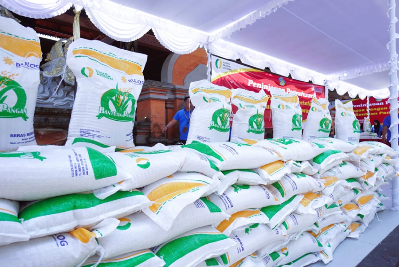 Bansos beras 10 kg kembali disalurkan Perum Bulog kepada 22 juta KPM mulai Agustus.