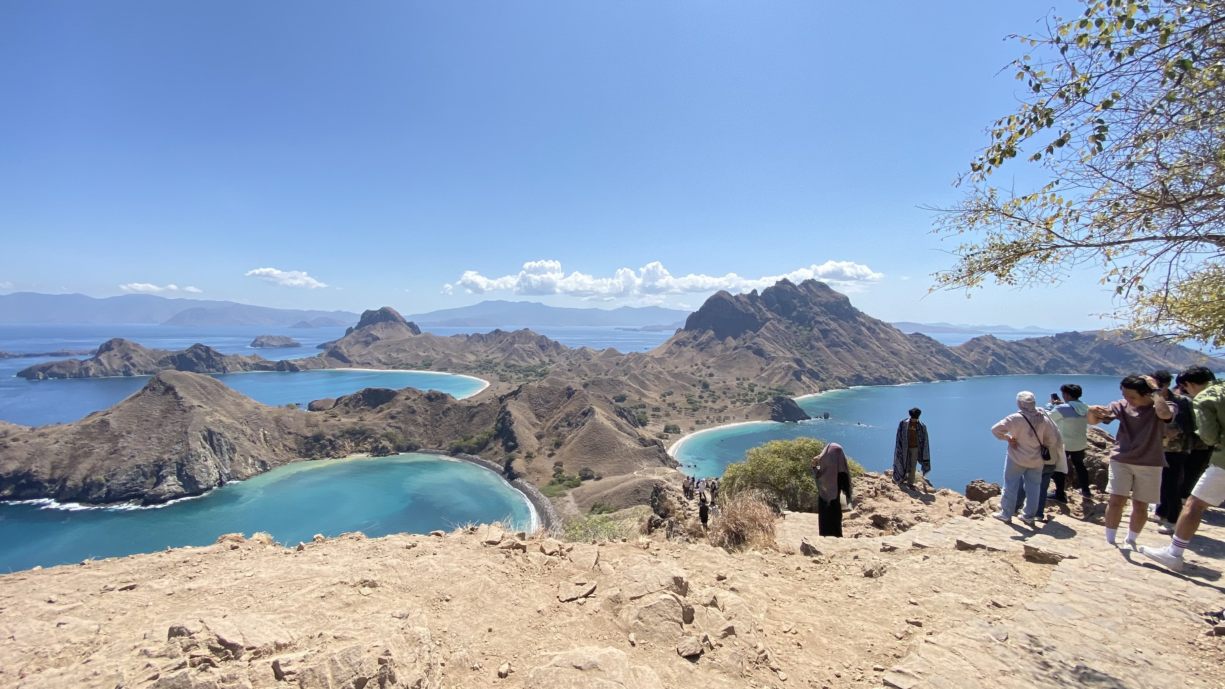 WISATA BAHARI: Jauhnya perjalanan dan akses yang melelahkan terbayarkan saat menikmati keindahan Desa Bari dan Pulau Padar di Labuan Bajo.