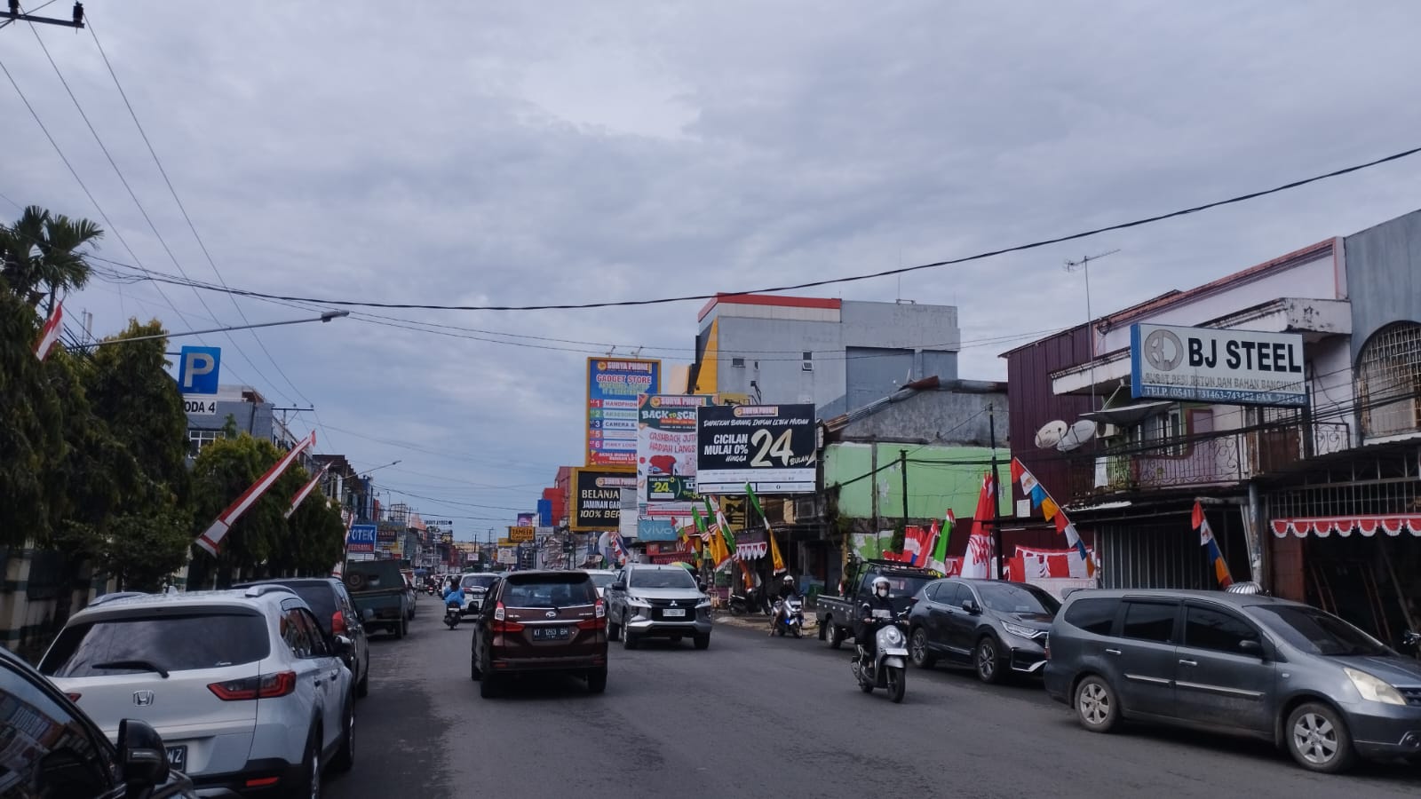 JADI SATU ARAH: Pemkot bakal memberlakukan rekayasa lalu lintas di Jalan Abul Hasan, untuk memperlancar proyek pembangunan drainase, Jumat (2/8). (FOTO: DENNY SAPUTRA/KP)