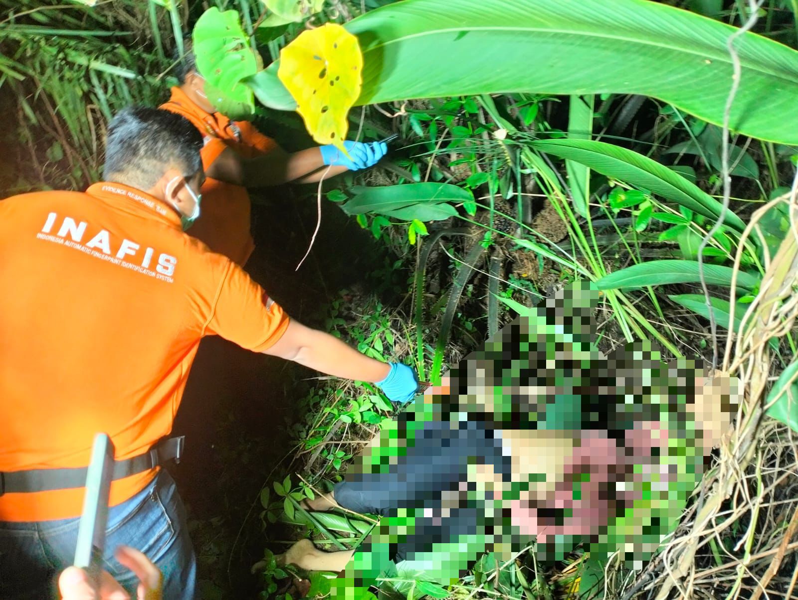 TIDAK DITEMUKAN IDENTITAS: Tim Inafis Polres Kukar saat melakukan olah Tempat Kejadian Perkara (TKP). Tampak mayat korban saat ditemukan. (ISt)