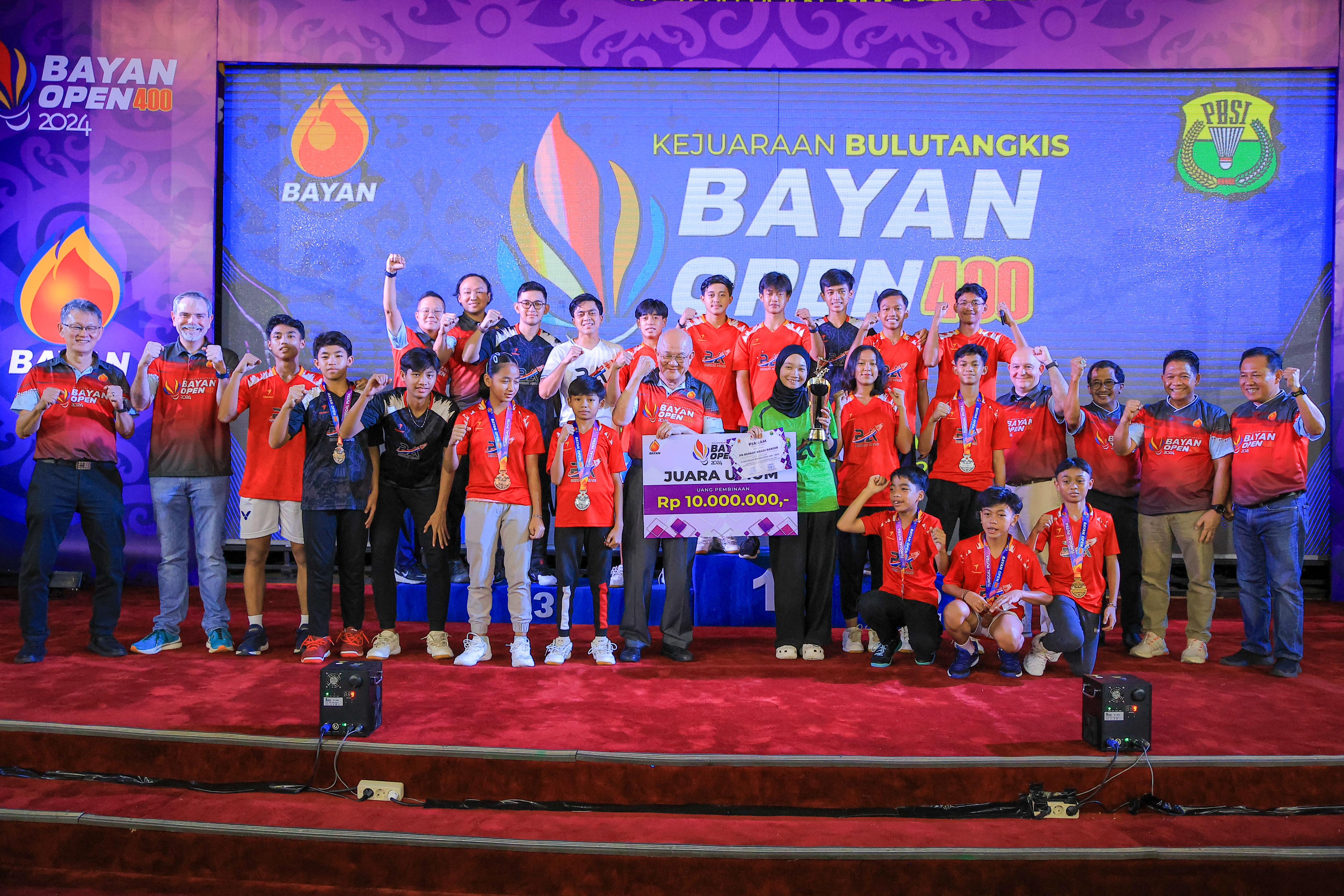 JUARA UMUM: Berkat Abadi asal Kalsel keluar sebagai juara umum Bayan Open 400 2024 dengan perolehan 5 medali emas.