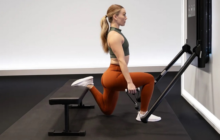 Ilustrasi Bulgarian split squat yang sangat penting untuk membantu memperbaiki keseimbangan antara kedua kaki.