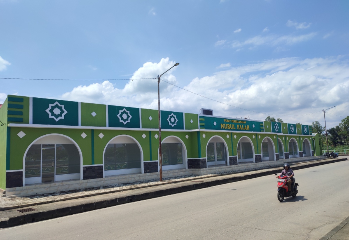 BELUM TERISI: Pertokoan milik Masjid Agung Nurul Falah Tanah Grogot ini belum diisi karena keinginan penyewa yang mau disekat tiap blok. (FOTO: NAJIB/KP)