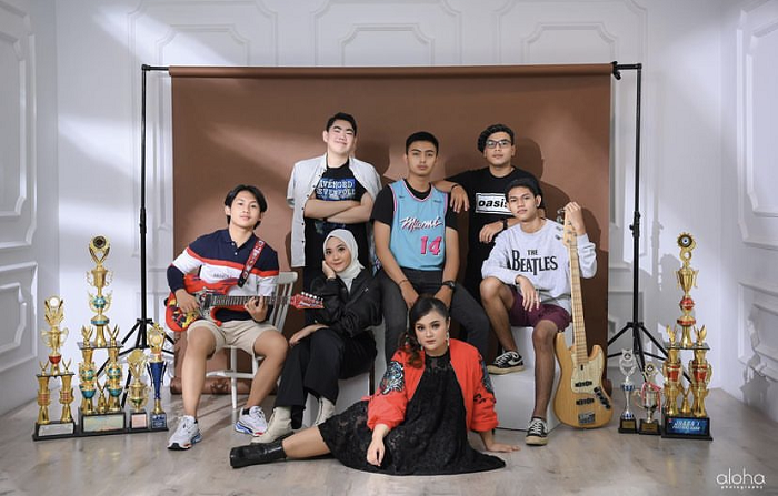 KOMITMEN: Band dari SMA 1 Samarinda ini terus melebarkan sayapnya. Walaupun disibukkan dengan tugas akhir perkuliahan, mereka juga fokus dengan perilisan single ketiga September mendatang.