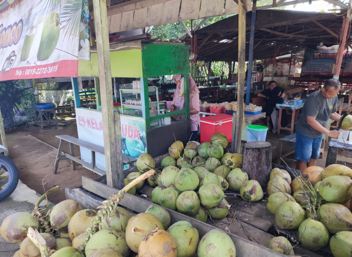 TEMPAT NONGKRONG FAVORIT: Warung berkonsep gubug dan menjual menu es kelapa di Kabupaten Paser beberapa tahun terakhir makin banyak. (FOTO: NAJIB/KP)