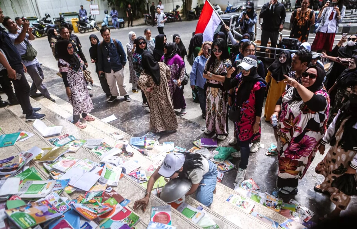 TUNTUT: Emak-emak berdemo di depan Kantor Gubernur Kaltim menuntut praktek penjualan buku sekolah di Samarinda ditindak, beberapa waktu lalu. (FOTO: DOK/KP)
