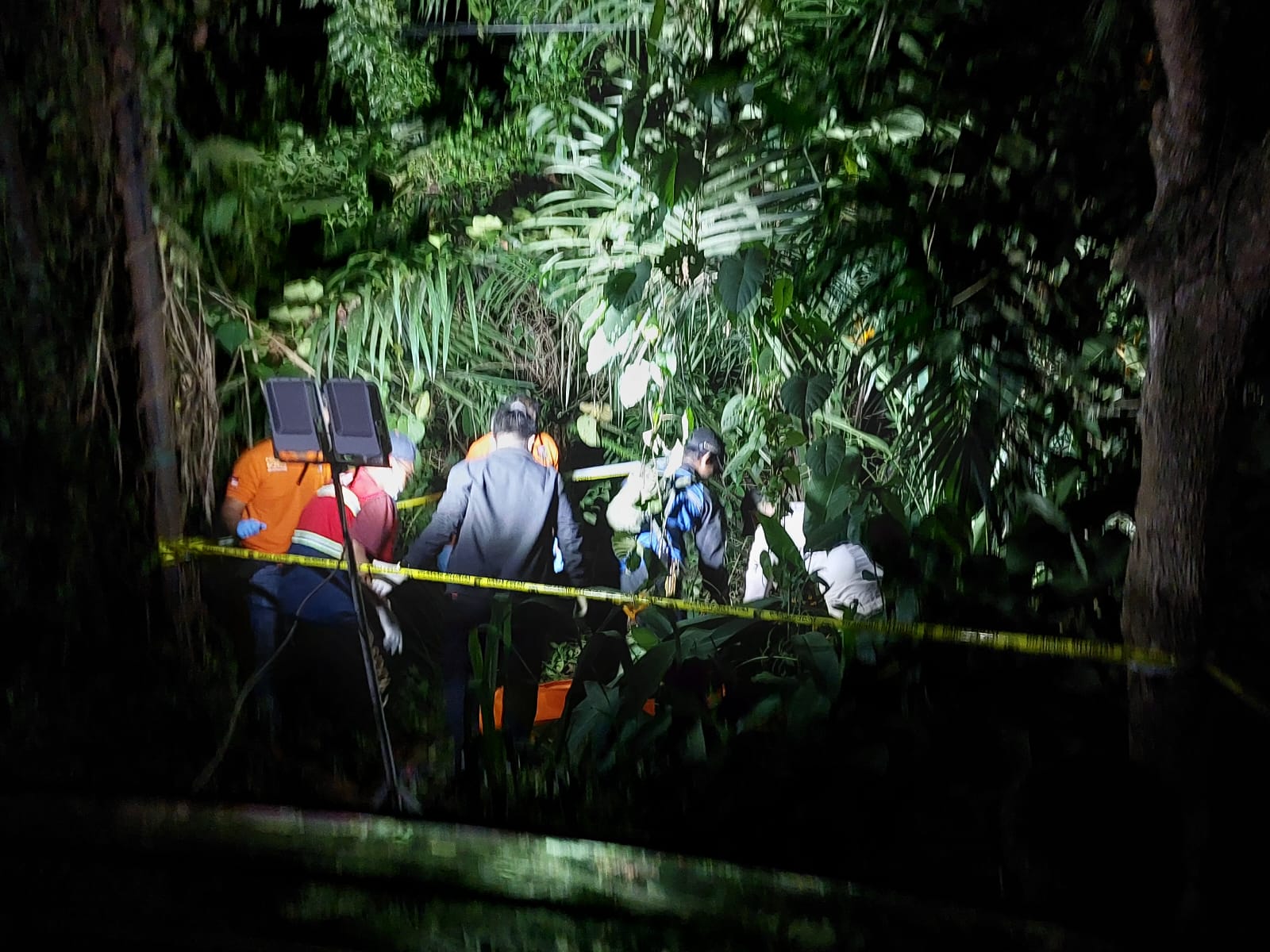 DISELIDIKI. Lokasi penemuan jasad korban saat dievakuasi polisi. (FOTO: RIFQI/KP)