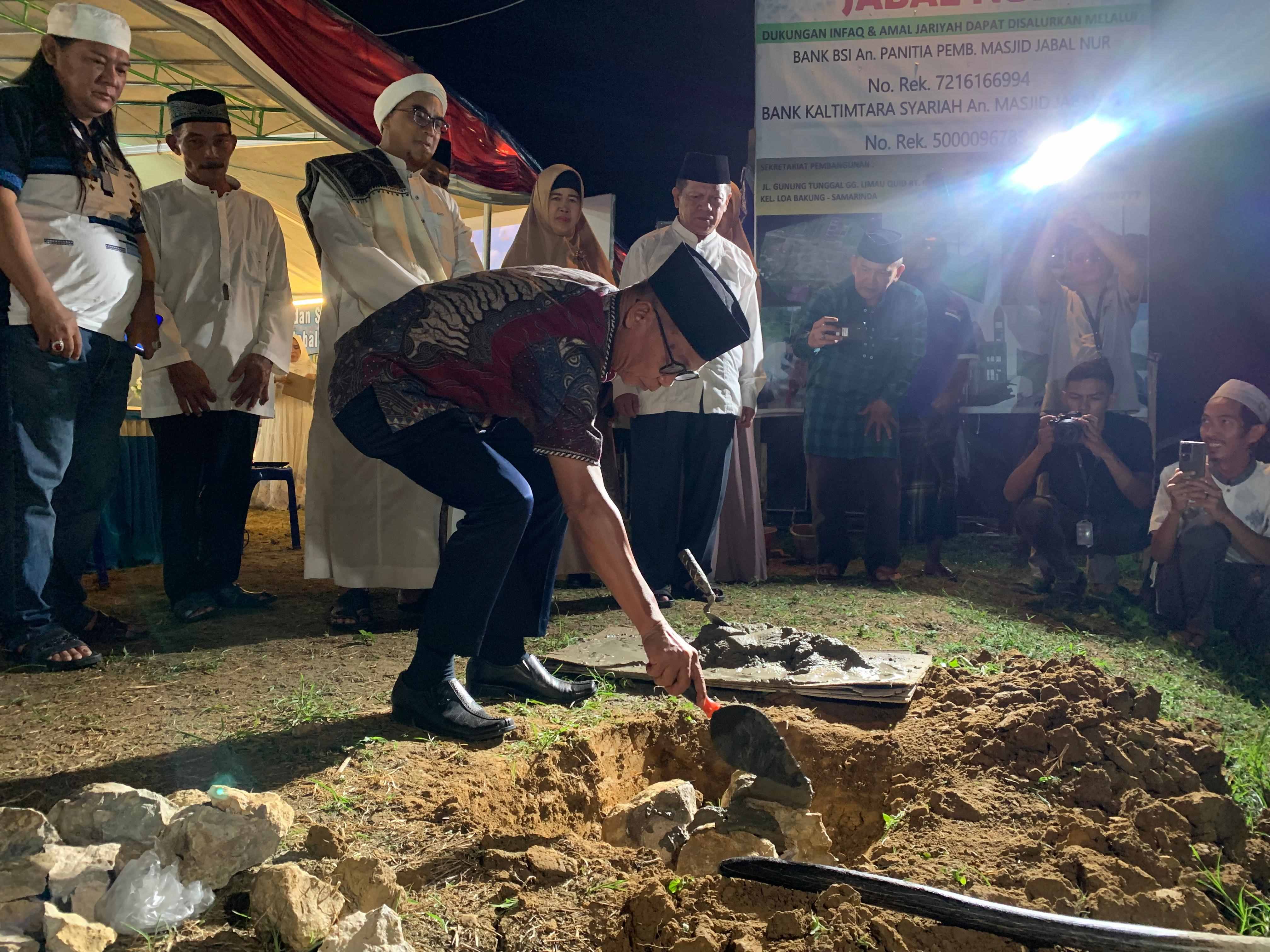 TANDA DIMULAINYA PEMBANGUNAN: Syaparudin mewakili Pemkot Samarinda meletakkan batu pertama Masjid Jabal Nur di Loa Bakung.