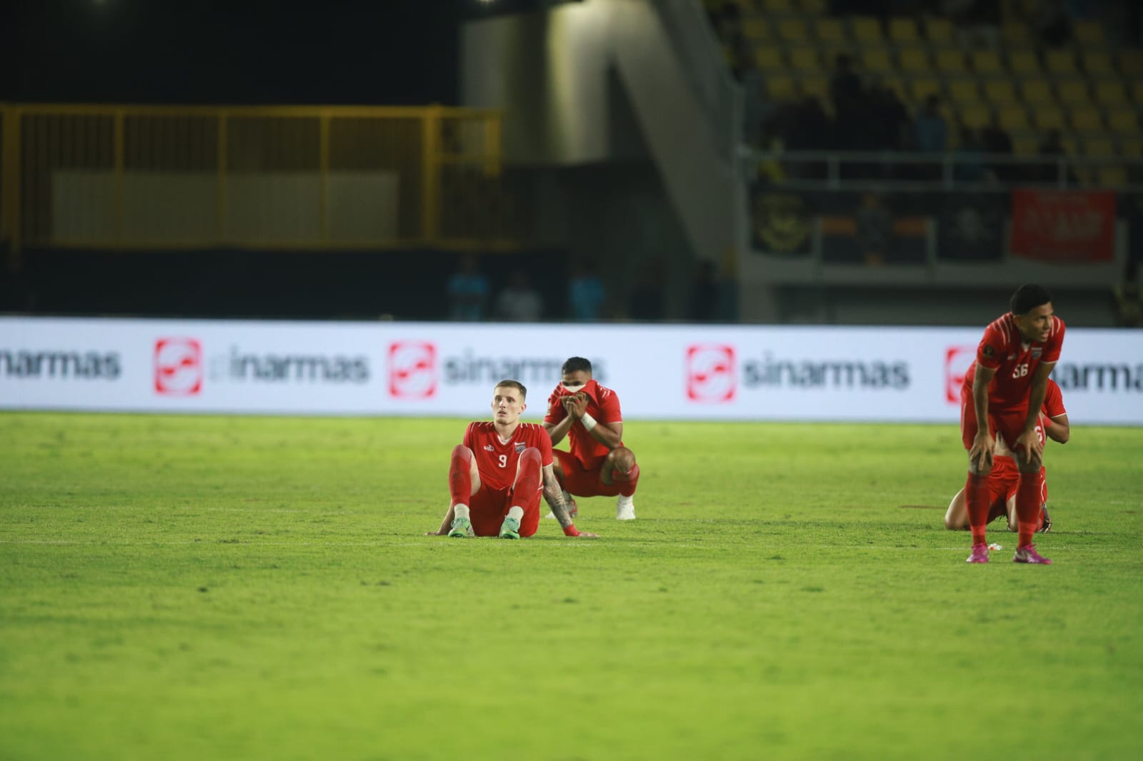 GAGAL LAGI: Pemain Borneo tampak bersedih setelah kembali gagal juara piala presiden di Manahan Solo. (FOTO: DONI ADITYA HARYONO/KP)