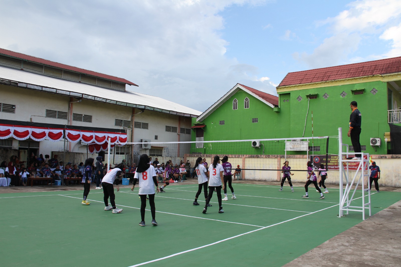 TURNAMEN. Semarak kemeriahan pembukaan turnamen voli putri gelaran TKBM Pelabuhan Komura di Lapangan Voli Komura Samarinda Seberang. Foto damping, suasana pertandingan berlangsung.