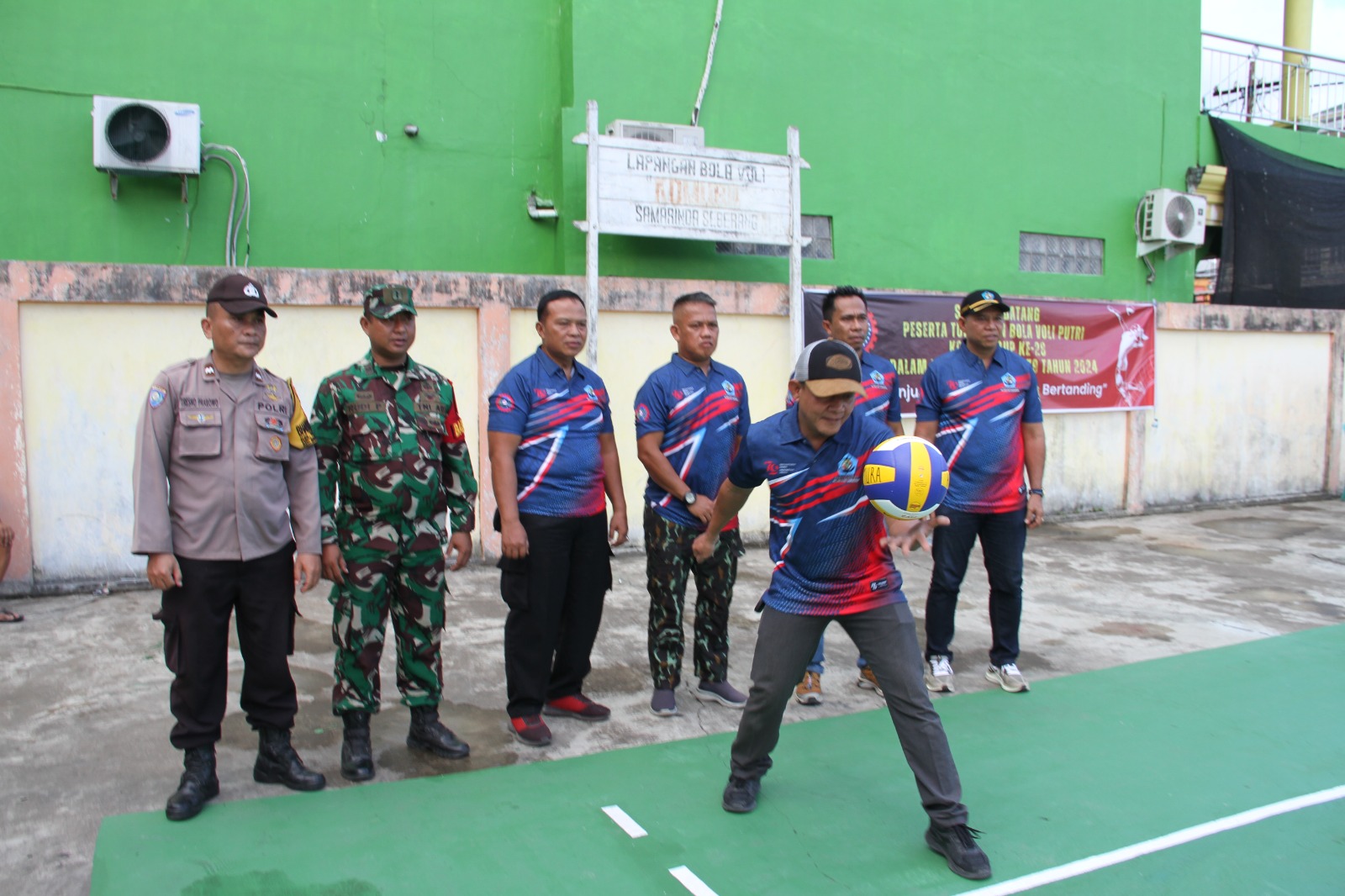 DIRAMAIKAN: Unsur muspika Kecamatan Samarinda Seberang turut hadir meramaikan turnamen voli cup.